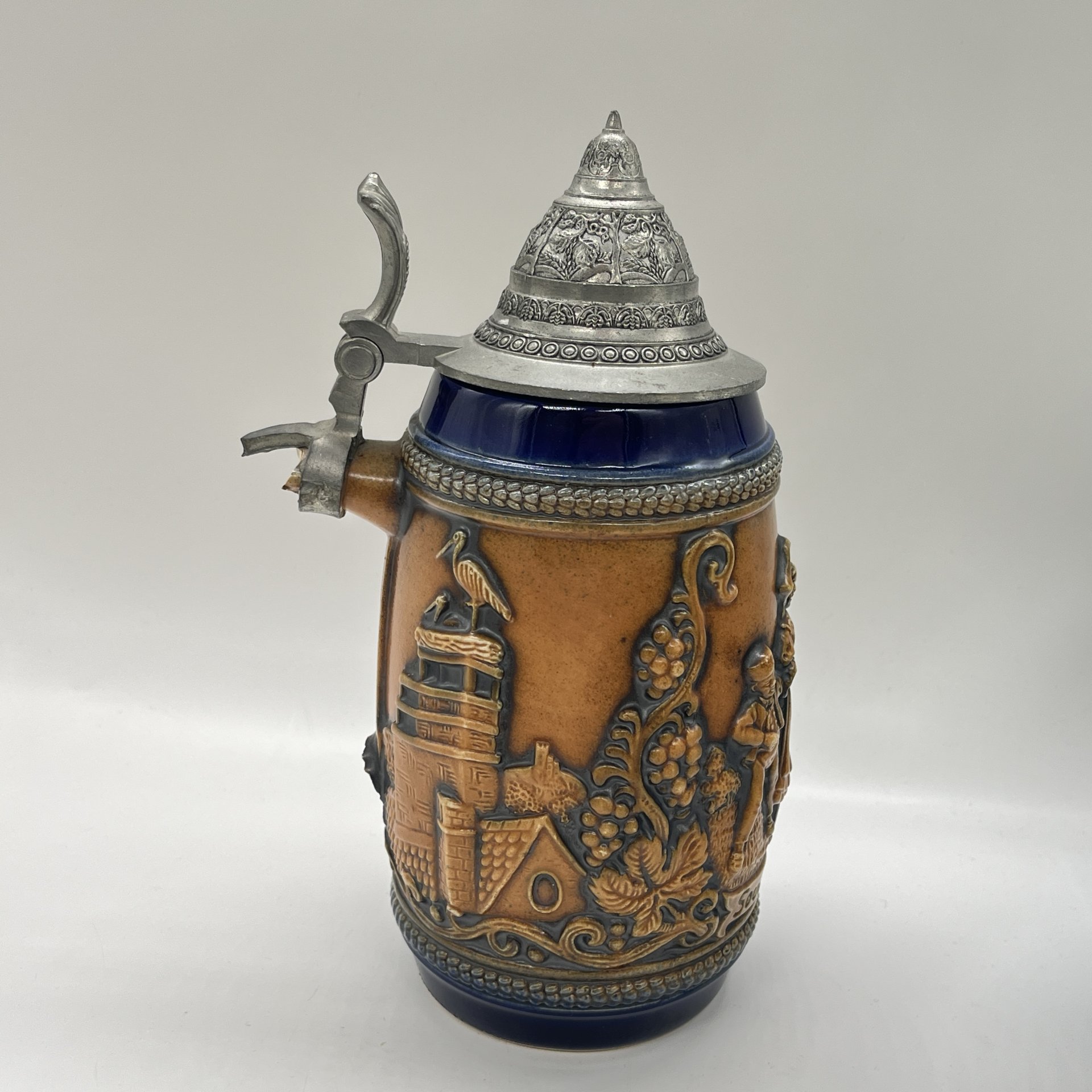 Кружка пивная, украшенная изображением прогулки матушки с детьми и надписью "Сувенир из Эльзаса", керамика, рельеф, крышка -сплав металла, Gerzit Gerz, Германия, 1960-1990 гг.