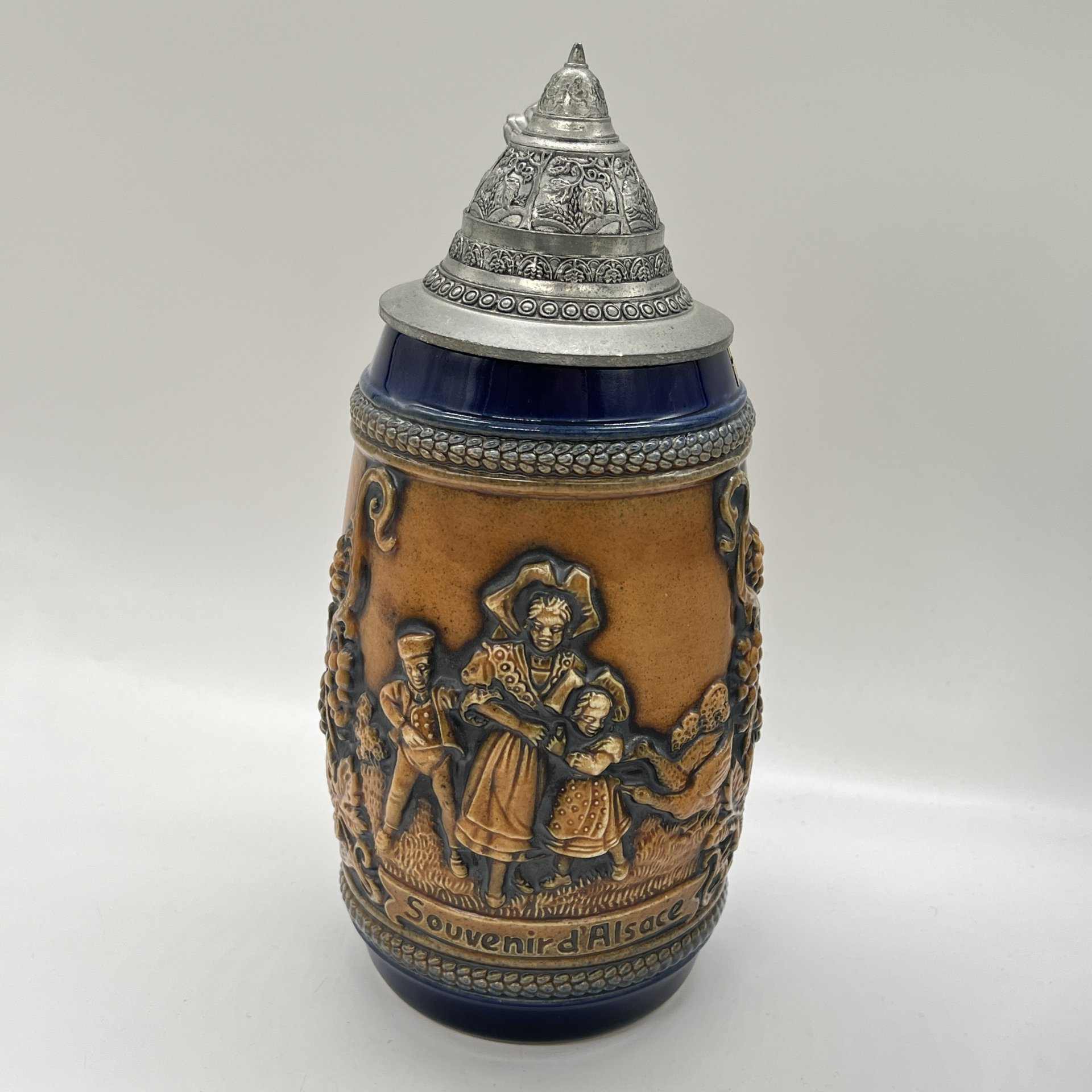 Кружка пивная, украшенная изображением прогулки матушки с детьми и надписью "Сувенир из Эльзаса", керамика, рельеф, крышка -сплав металла, Gerzit Gerz, Германия, 1960-1990 гг.