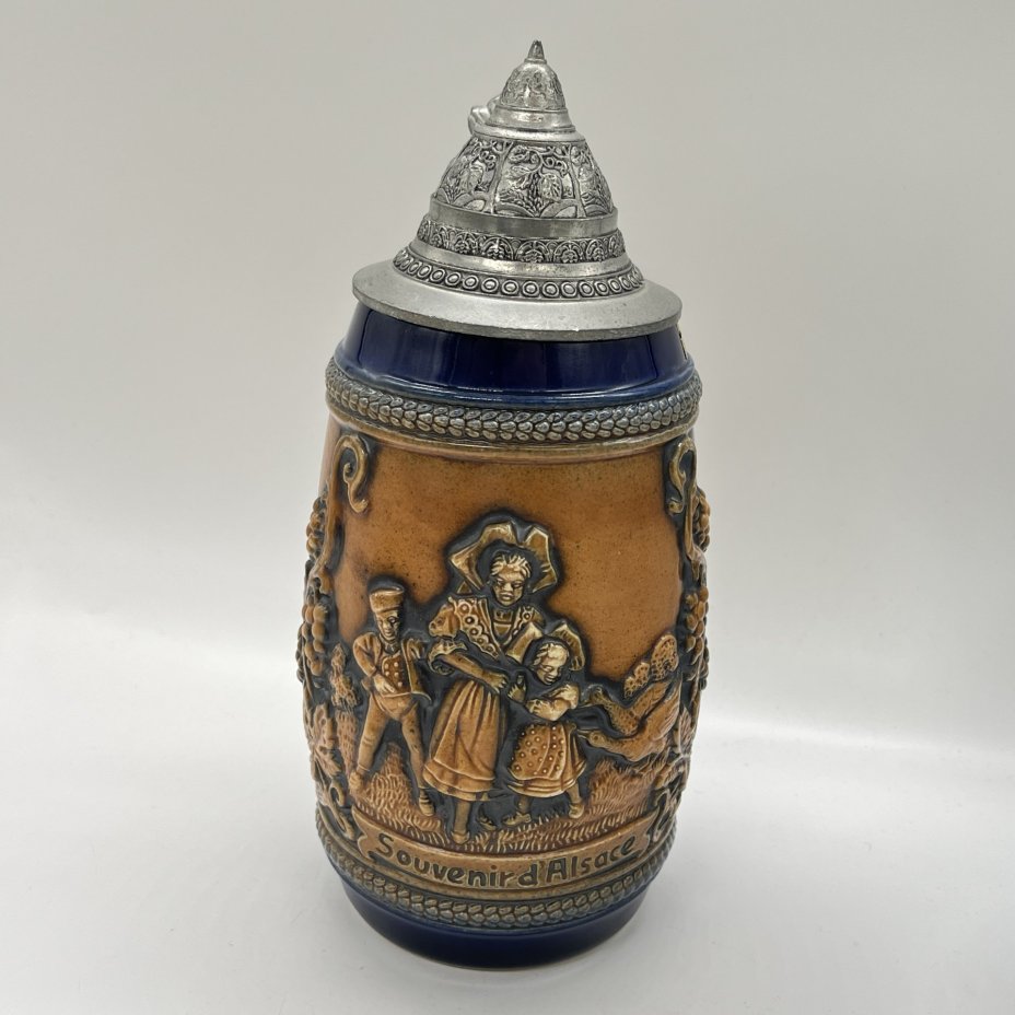Кружка пивная, украшенная изображением прогулки матушки с детьми и надписью "Сувенир из Эльзаса", керамика, рельеф, крышка -сплав металла, Gerzit Gerz, Германия, 1960-1990 гг.