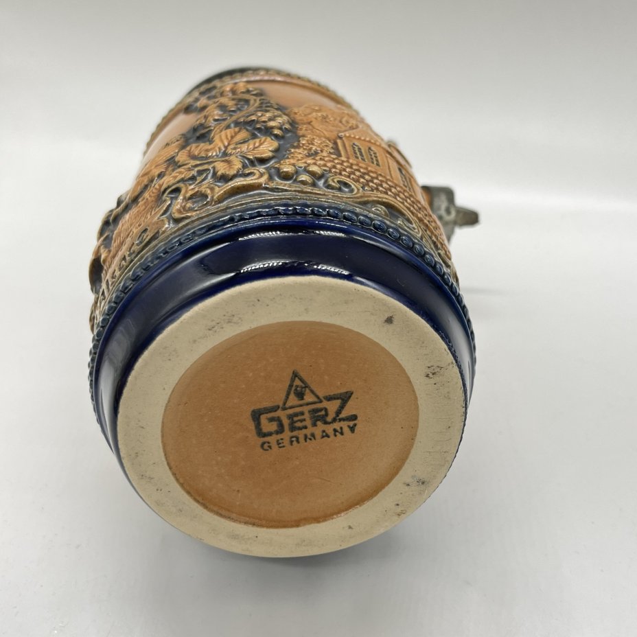 Кружка пивная, украшенная изображением прогулки матушки с детьми и надписью "Сувенир из Эльзаса", керамика, рельеф, крышка -сплав металла, Gerzit Gerz, Германия, 1960-1990 гг.