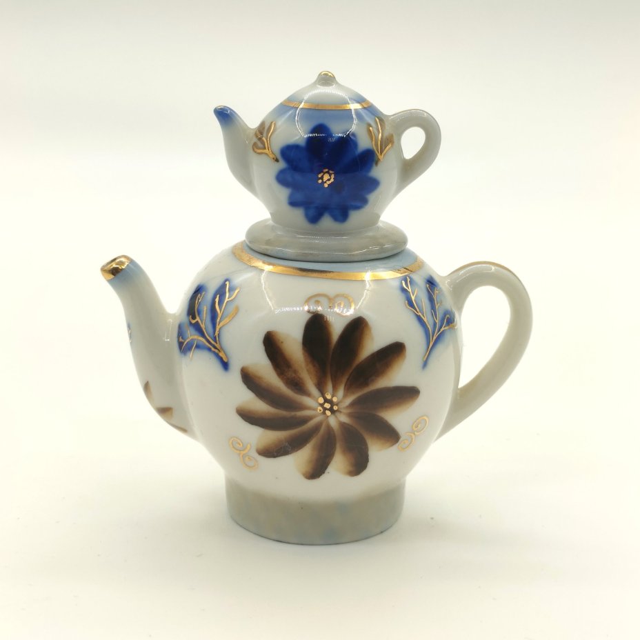 Чайник миниатюрный с цветочным декором (Олимпиада-80), фарфор, роспись, золочение, Кисловодская фабрика сувениров, СССР, 1970-1980 гг.
