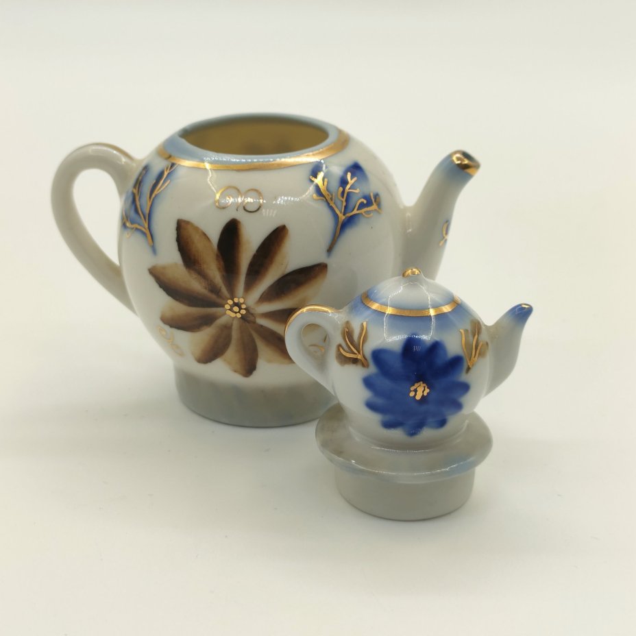 Чайник миниатюрный с цветочным декором (Олимпиада-80), фарфор, роспись, золочение, Кисловодская фабрика сувениров, СССР, 1970-1980 гг.