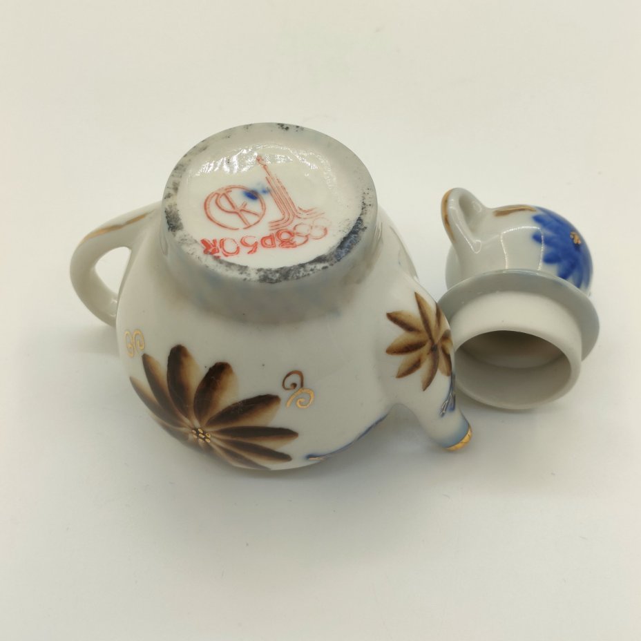 Чайник миниатюрный с цветочным декором (Олимпиада-80), фарфор, роспись, золочение, Кисловодская фабрика сувениров, СССР, 1970-1980 гг.