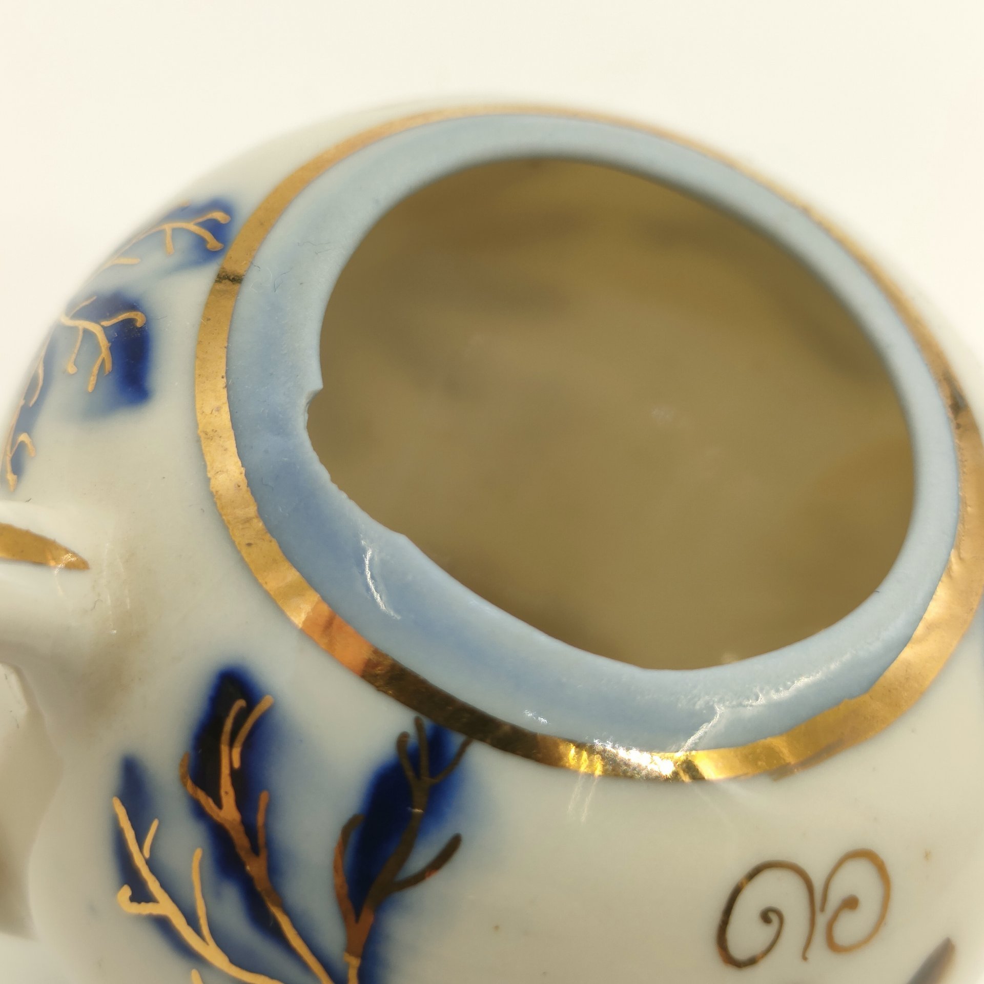 Чайник миниатюрный с цветочным декором (Олимпиада-80), фарфор, роспись, золочение, Кисловодская фабрика сувениров, СССР, 1970-1980 гг.