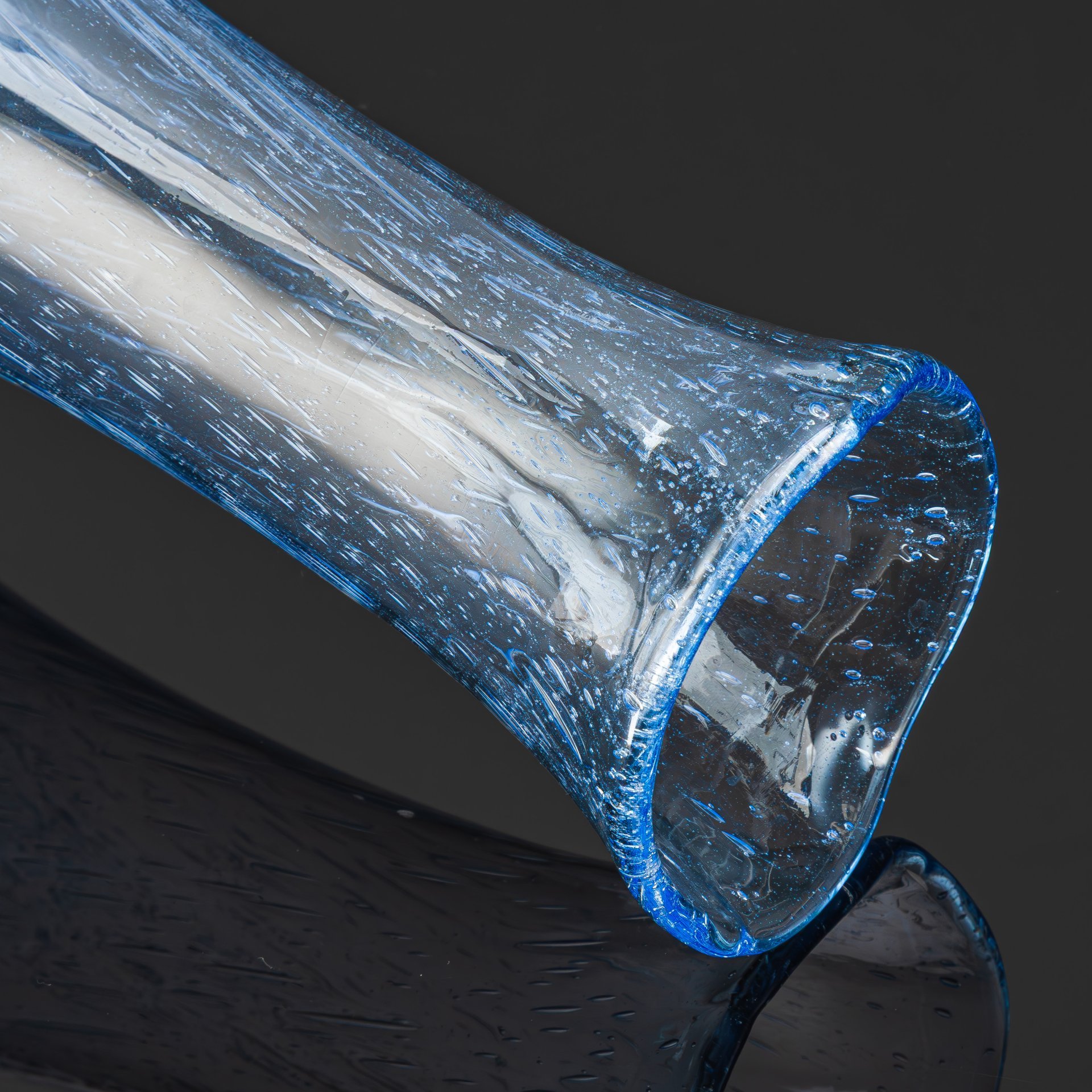 Ваза для цветов голубого оттенка с эффектом "бульгазе", стекло, Западная Европа, 1970-1990 гг.