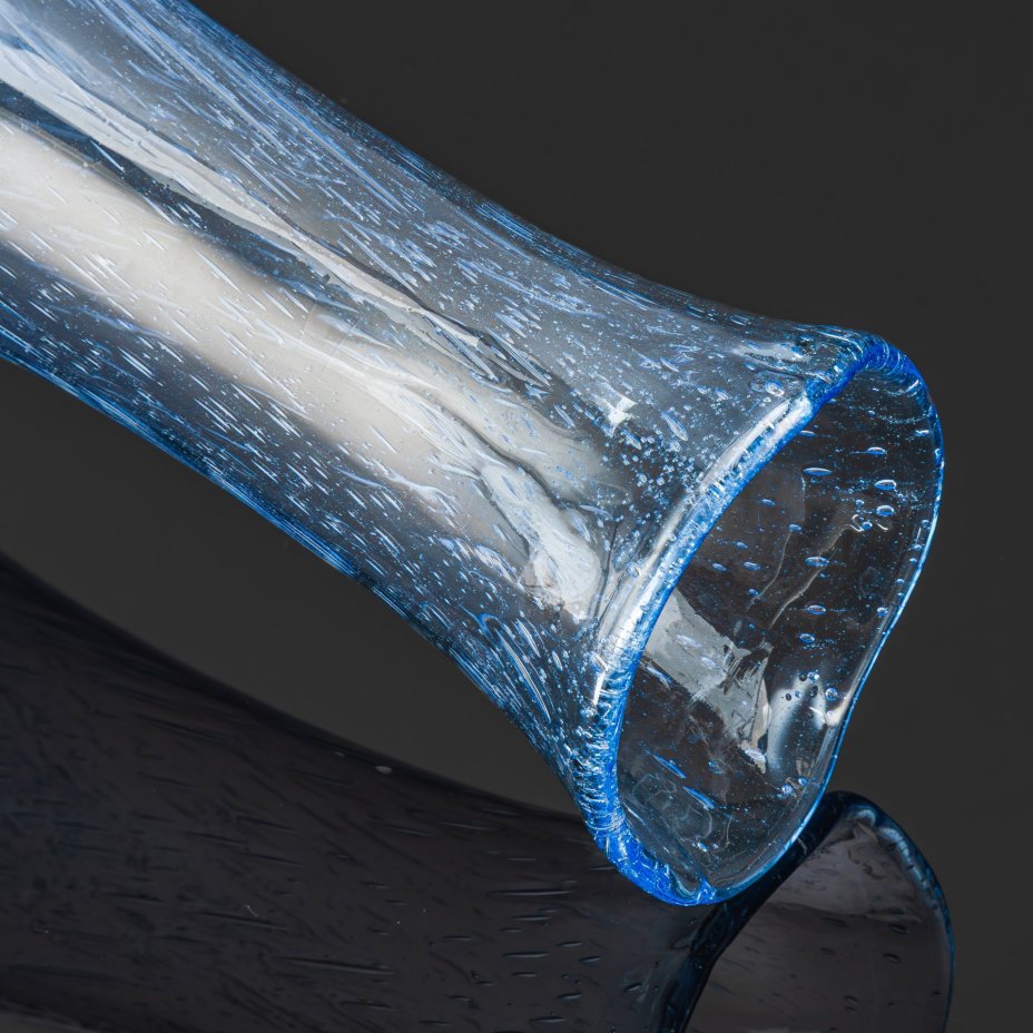 Ваза для цветов голубого оттенка с эффектом "бульгазе"