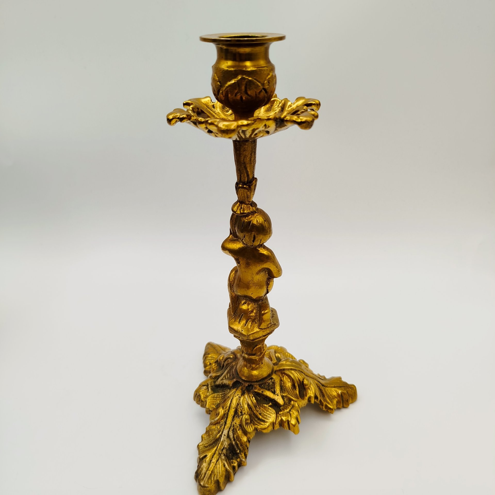 Подсвечник на фигурном основании в виде юноши с растительным побегом, латунь, литье, Западная Европа, 1980-1990 гг.