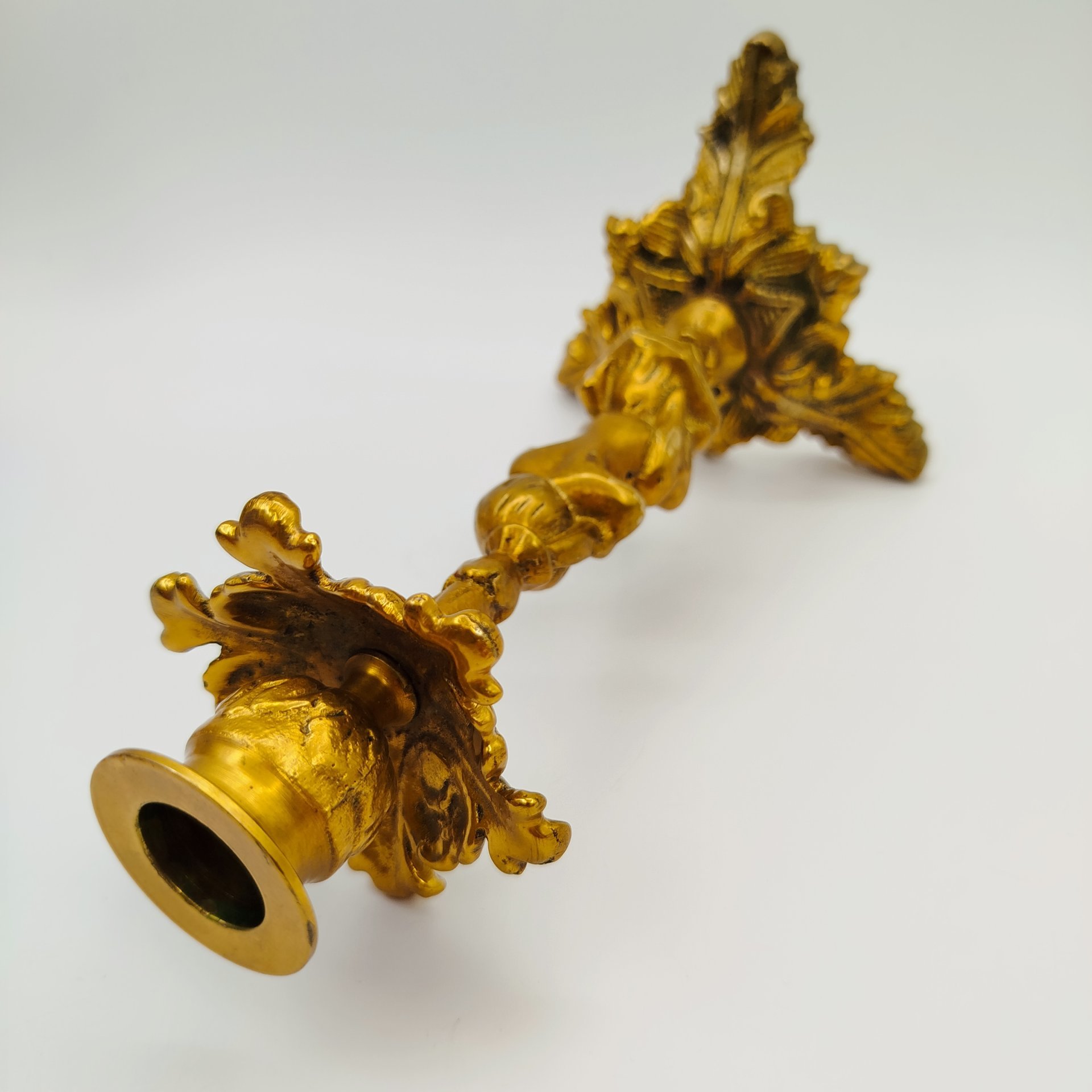 Подсвечник на фигурном основании в виде юноши с растительным побегом, латунь, литье, Западная Европа, 1980-1990 гг.