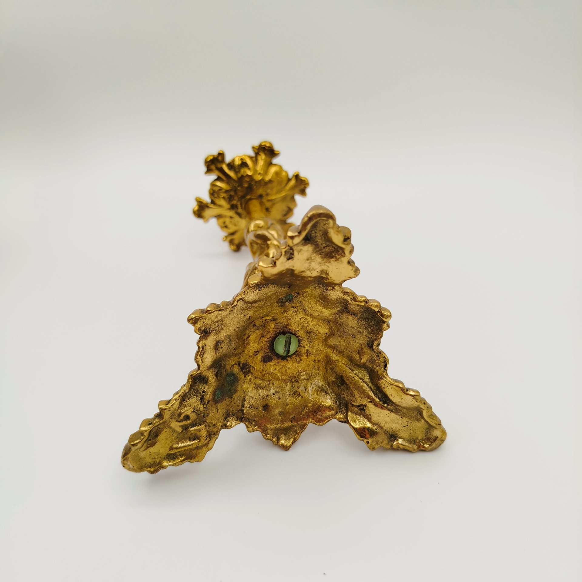 Подсвечник на фигурном основании в виде юноши с растительным побегом, латунь, литье, Западная Европа, 1980-1990 гг.