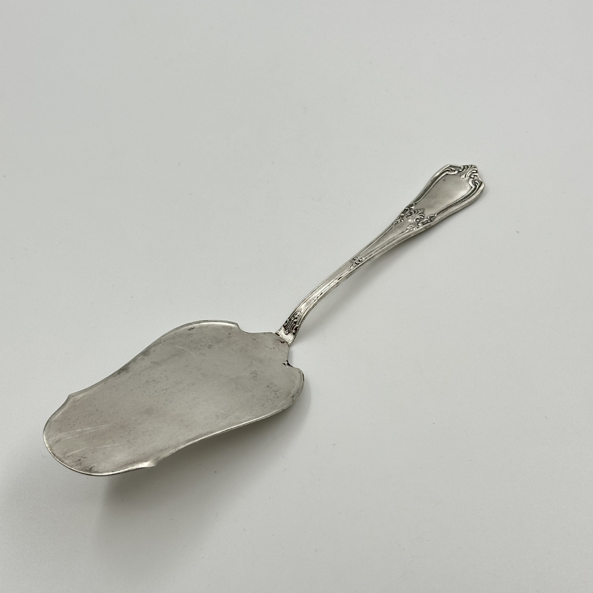 Лопатка для торта, украшенная растительным декором, мельхиор (медь-никель), Киевский завод столовых приборов и посуды им. Дзержинского (ЗiД, ЗиД)