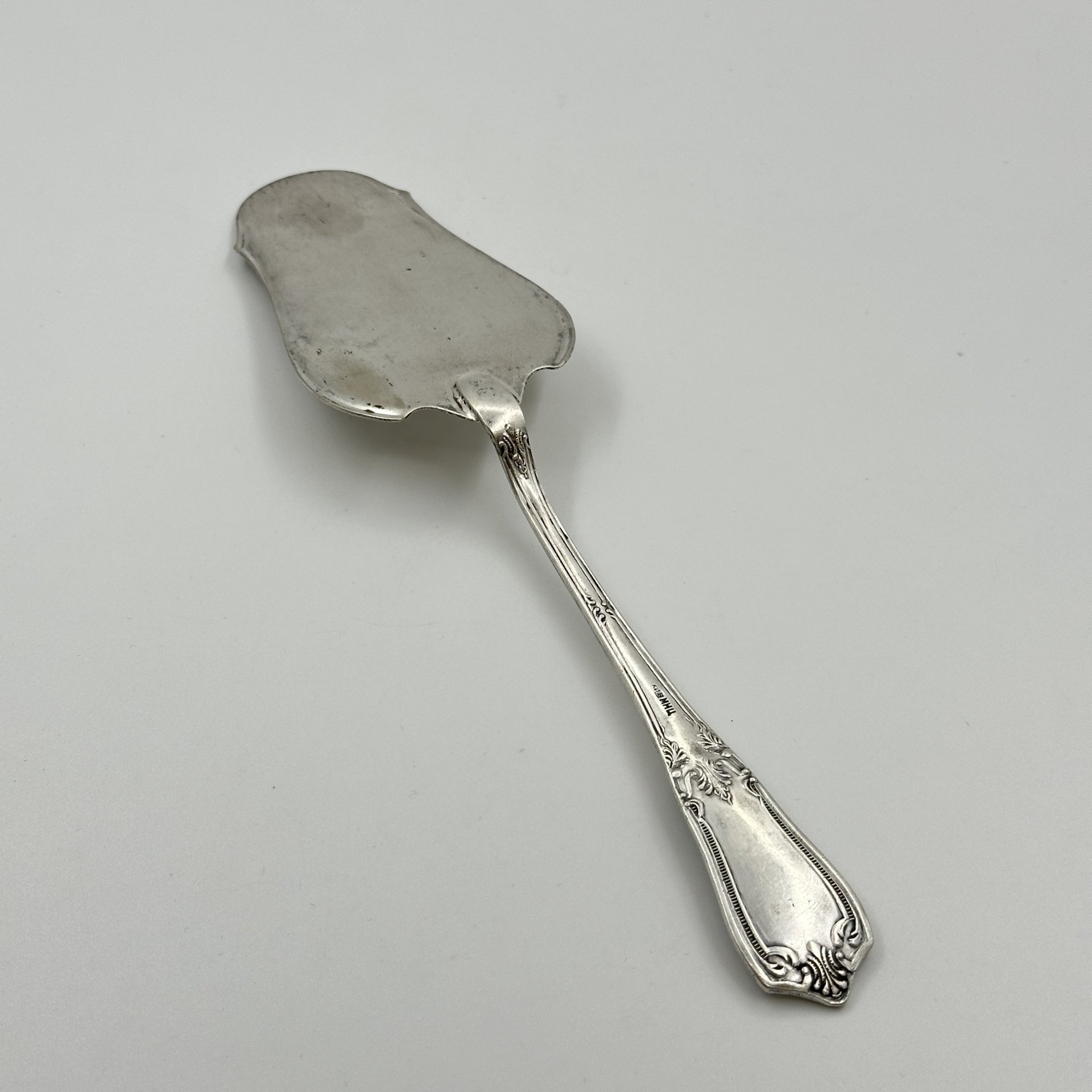 Лопатка для торта, украшенная растительным декором, мельхиор (медь-никель), Киевский завод столовых приборов и посуды им. Дзержинского (ЗiД, ЗиД), СССР, 1950-1970 гг., Киевский завод столовых приборов и посуды им. Дзержинского (ЗiД