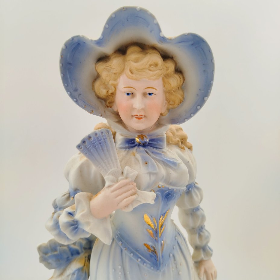 Статуэтка "Девушка с веером"