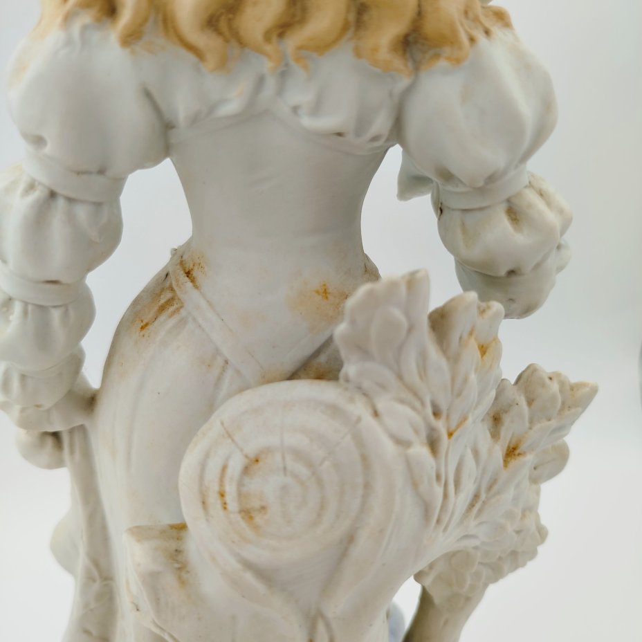 Статуэтка "Девушка с веером"