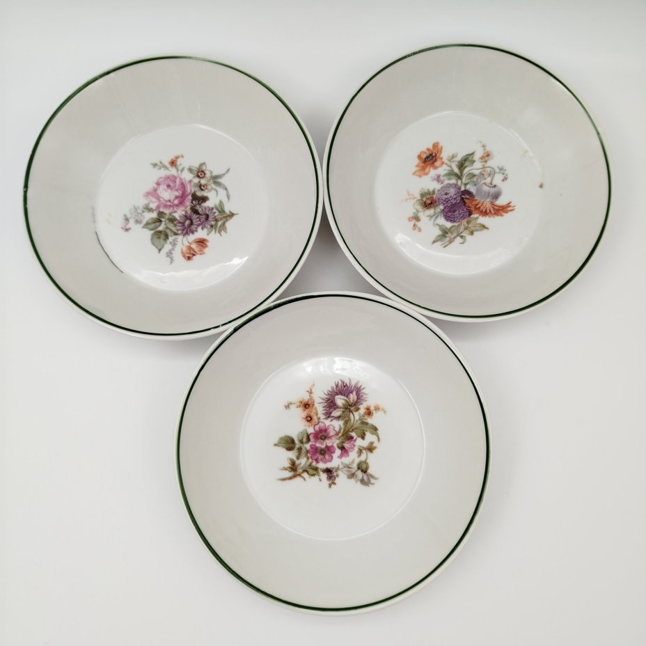 Набор из 3-х розеток, украшенных цветочным декором, фарфор, деколь, дорисовка, Фарфоровый завод «Пролетарий» (Бронница, Мста), СССР, 1939-1940 гг.