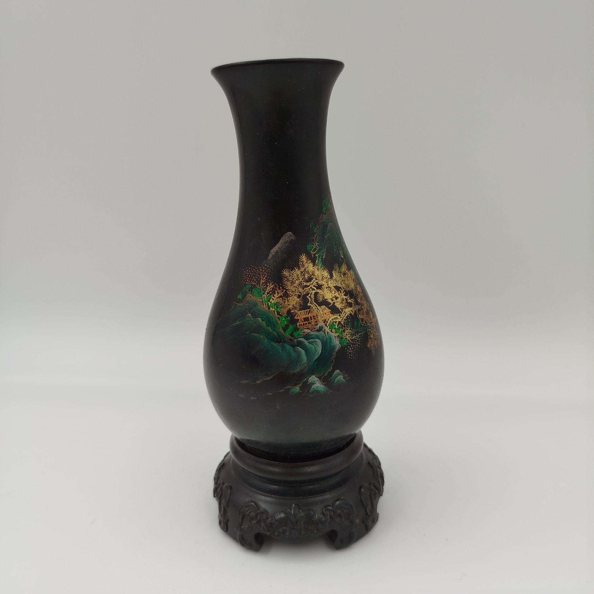 Миниатюрная ваза, выполненная в стилистике Шань-шуй ("Горы и воды", кит. 山水), папье-маше, роспись, золочение, Китай, 1960-1980 гг.