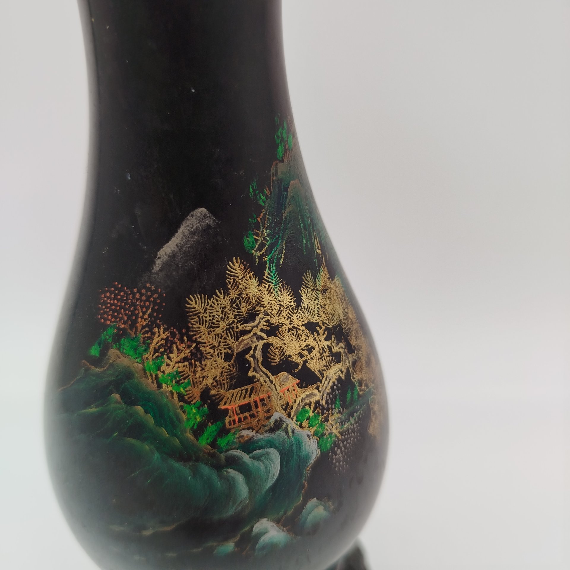 Миниатюрная ваза, выполненная в стилистике Шань-шуй ("Горы и воды", кит. 山水), папье-маше, роспись, золочение, Китай, 1960-1980 гг.