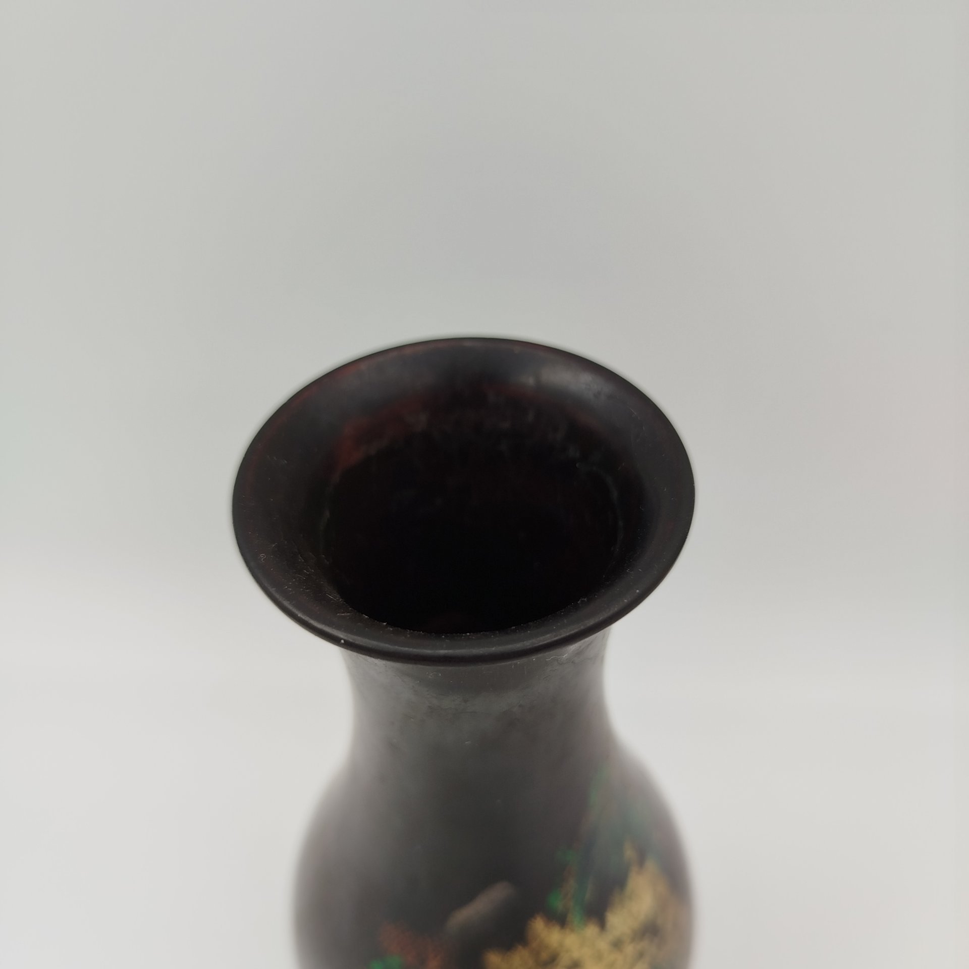 Миниатюрная ваза, выполненная в стилистике Шань-шуй ("Горы и воды", кит. 山水), папье-маше, роспись, золочение, Китай, 1960-1980 гг.