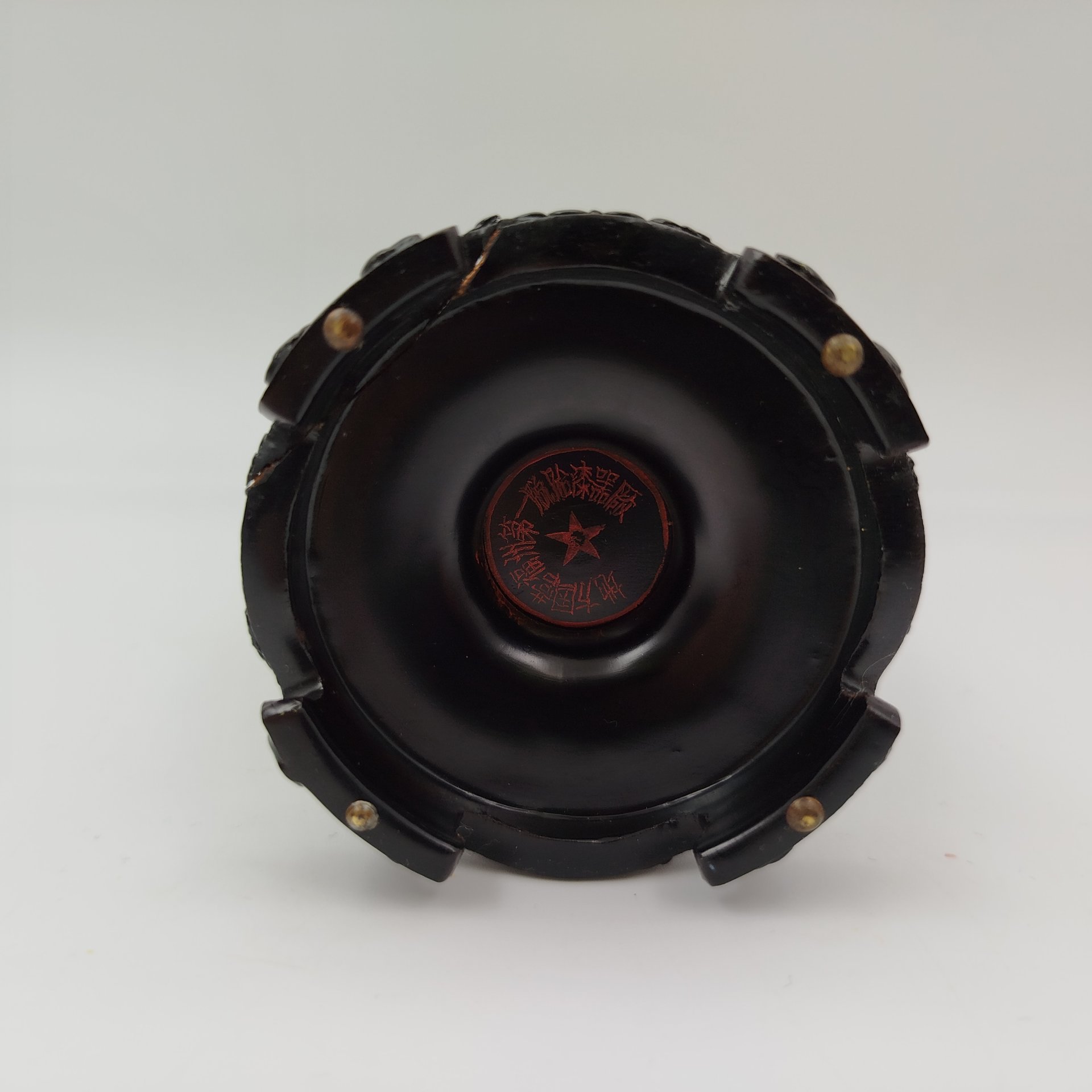 Миниатюрная ваза, выполненная в стилистике Шань-шуй ("Горы и воды", кит. 山水), папье-маше, роспись, золочение, Китай, 1960-1980 гг.