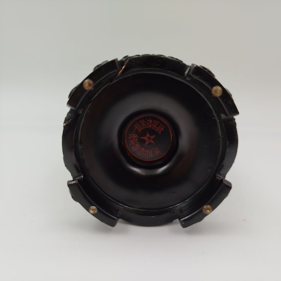 Миниатюрная ваза, выполненная в стилистике Шань-шуй ("Горы и воды", кит. 山水), папье-маше, роспись, золочение, Китай, 1960-1980 гг.