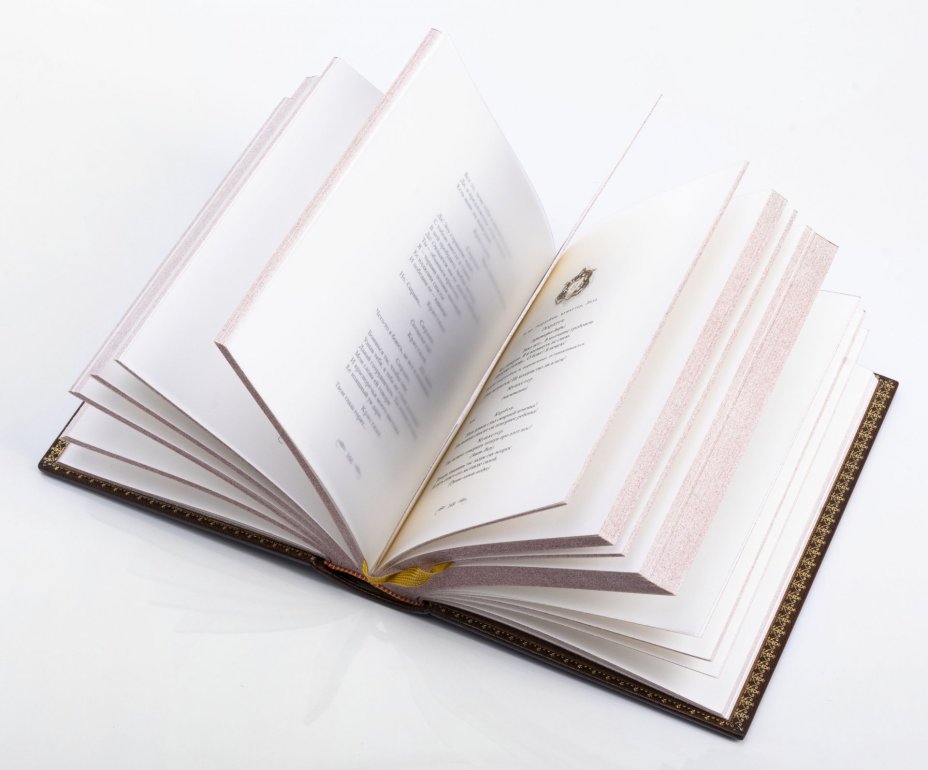Книга "Сирано де Бержерак" в деревянном футляре (подарочное издание), бумага, печать, кожаный переплет, изд. "Ламартис", Россия, 2005 г., Издательство «Ламартис»