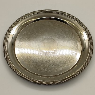 Поднос круглой формы с растительным декором