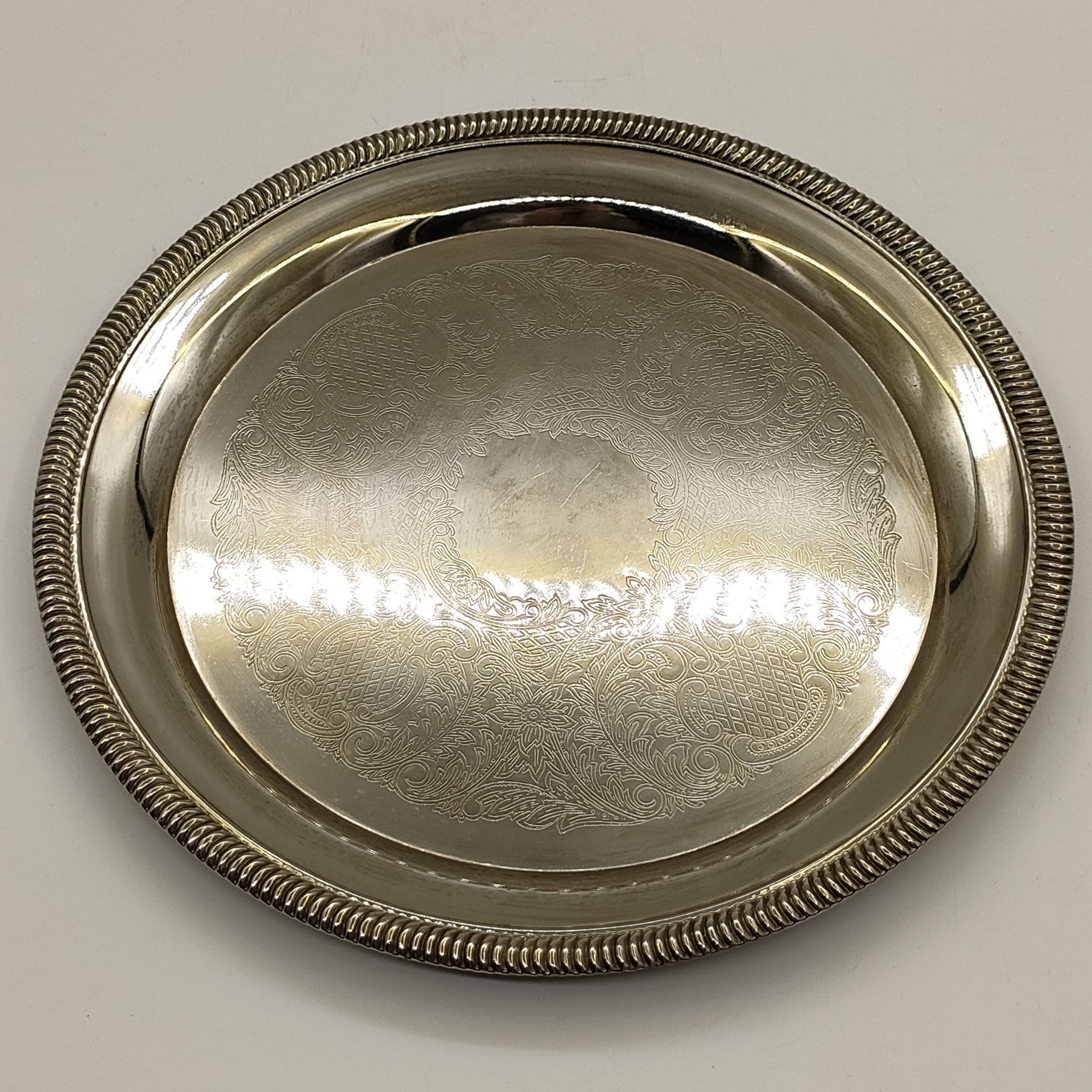 Поднос круглой формы с растительным декором