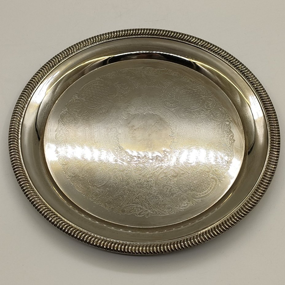 Поднос круглой формы с растительным декором