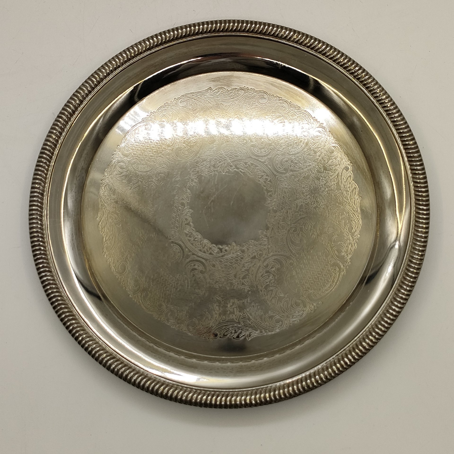 Поднос круглой формы с растительным декором