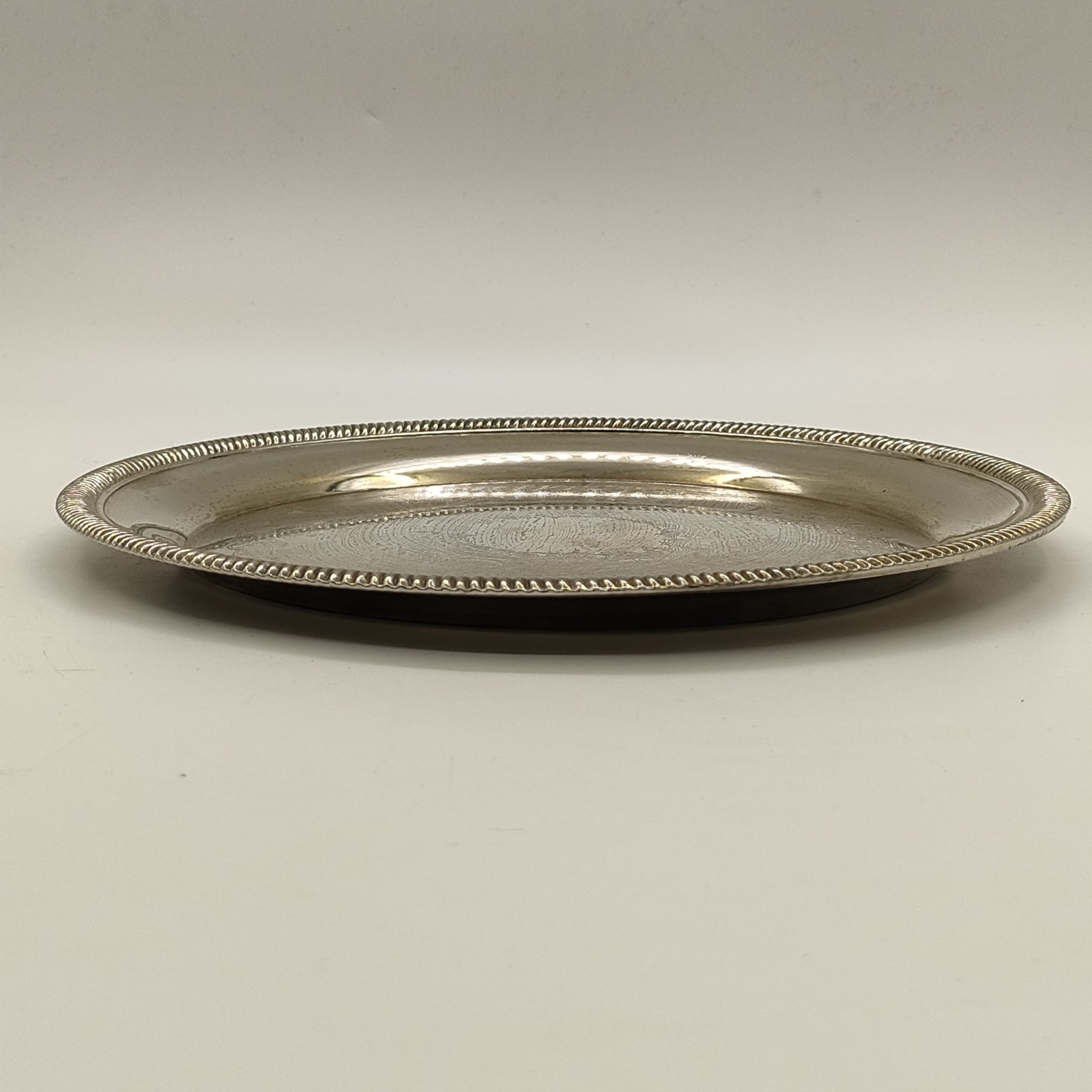 Поднос круглой формы с растительным декором