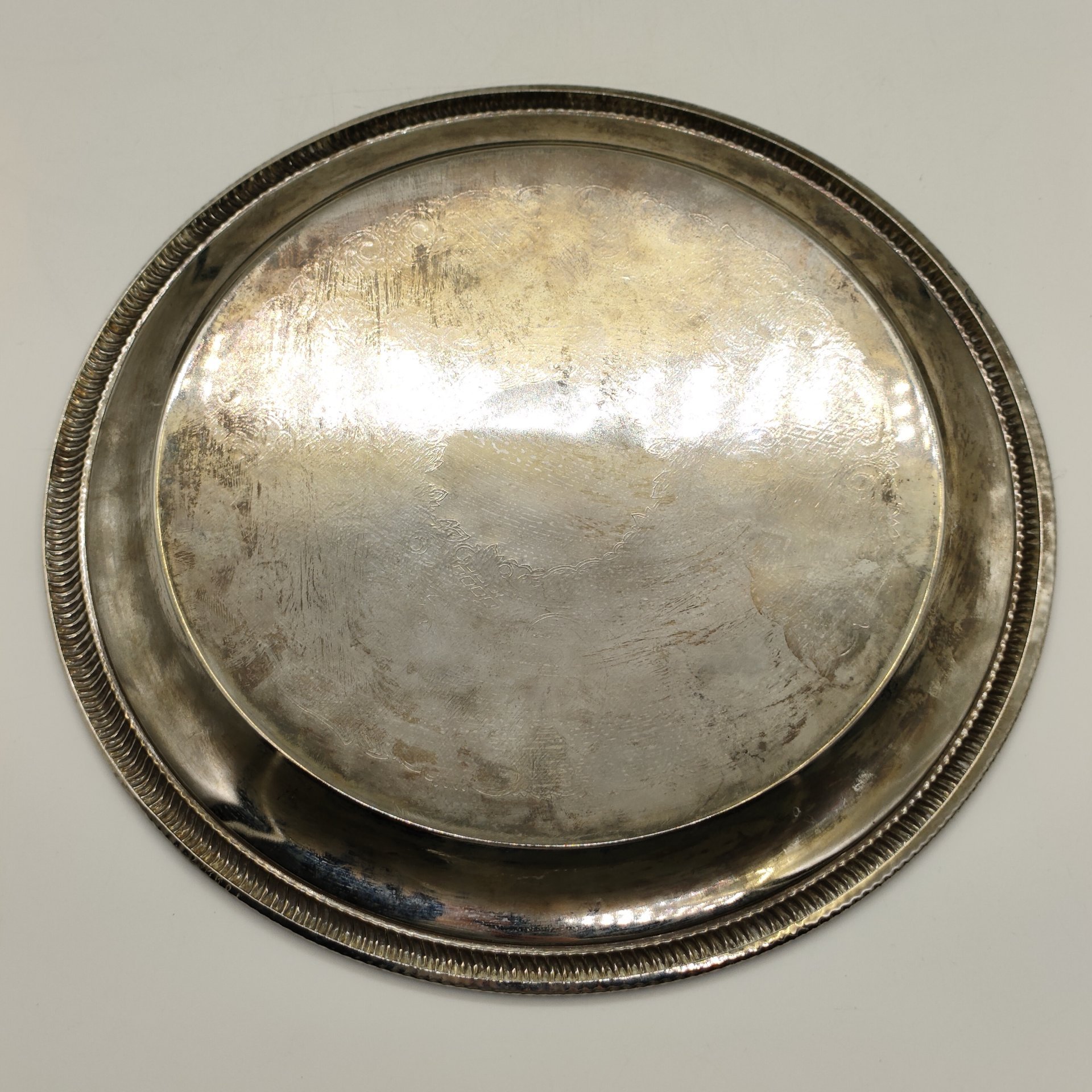 Поднос круглой формы с растительным декором