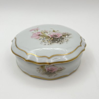 Шкатулка круглой формы, украшенная нежным цветочным декором, фарфор, деколь с подрисовкой, золочение, Limoges, Франция, 1970-1990 гг.