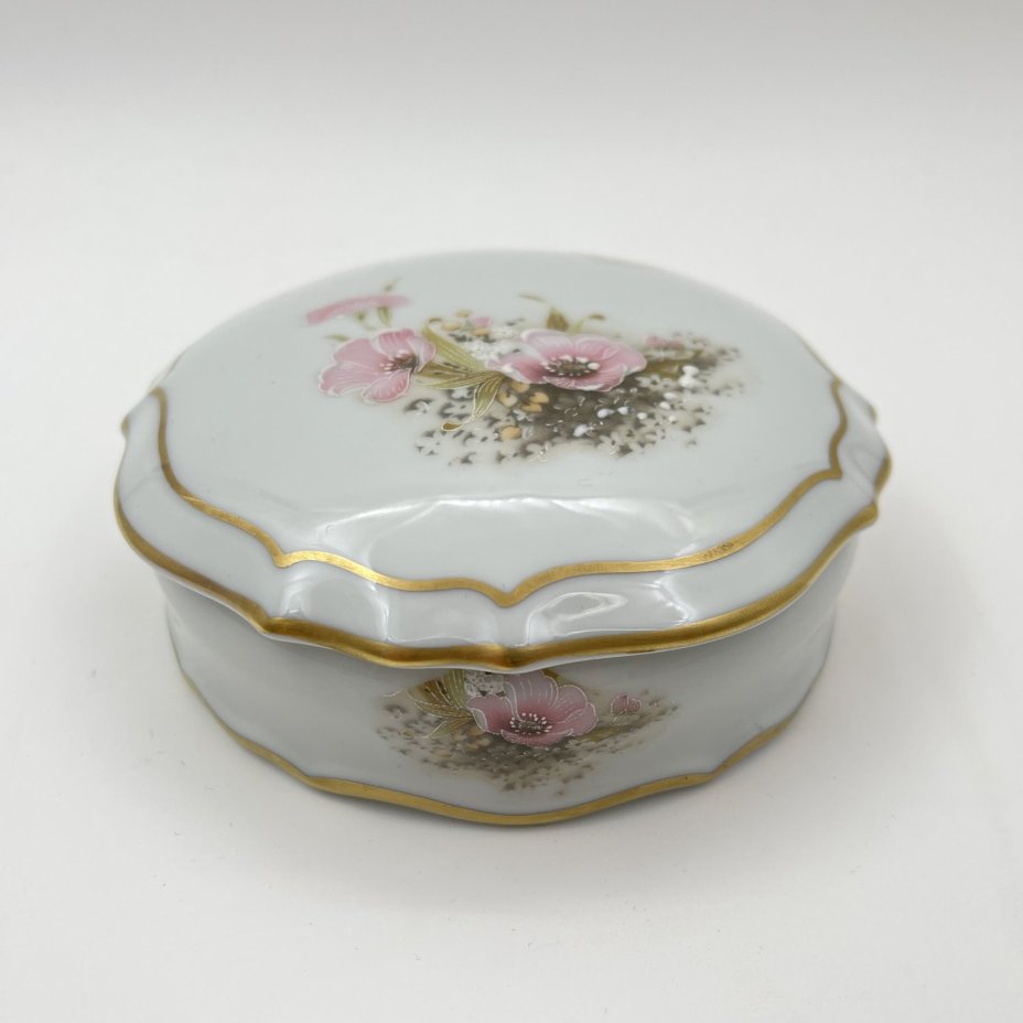 Шкатулка круглой формы, украшенная нежным цветочным декором, фарфор, деколь с подрисовкой, золочение, Limoges, Франция, 1970-1990 гг.