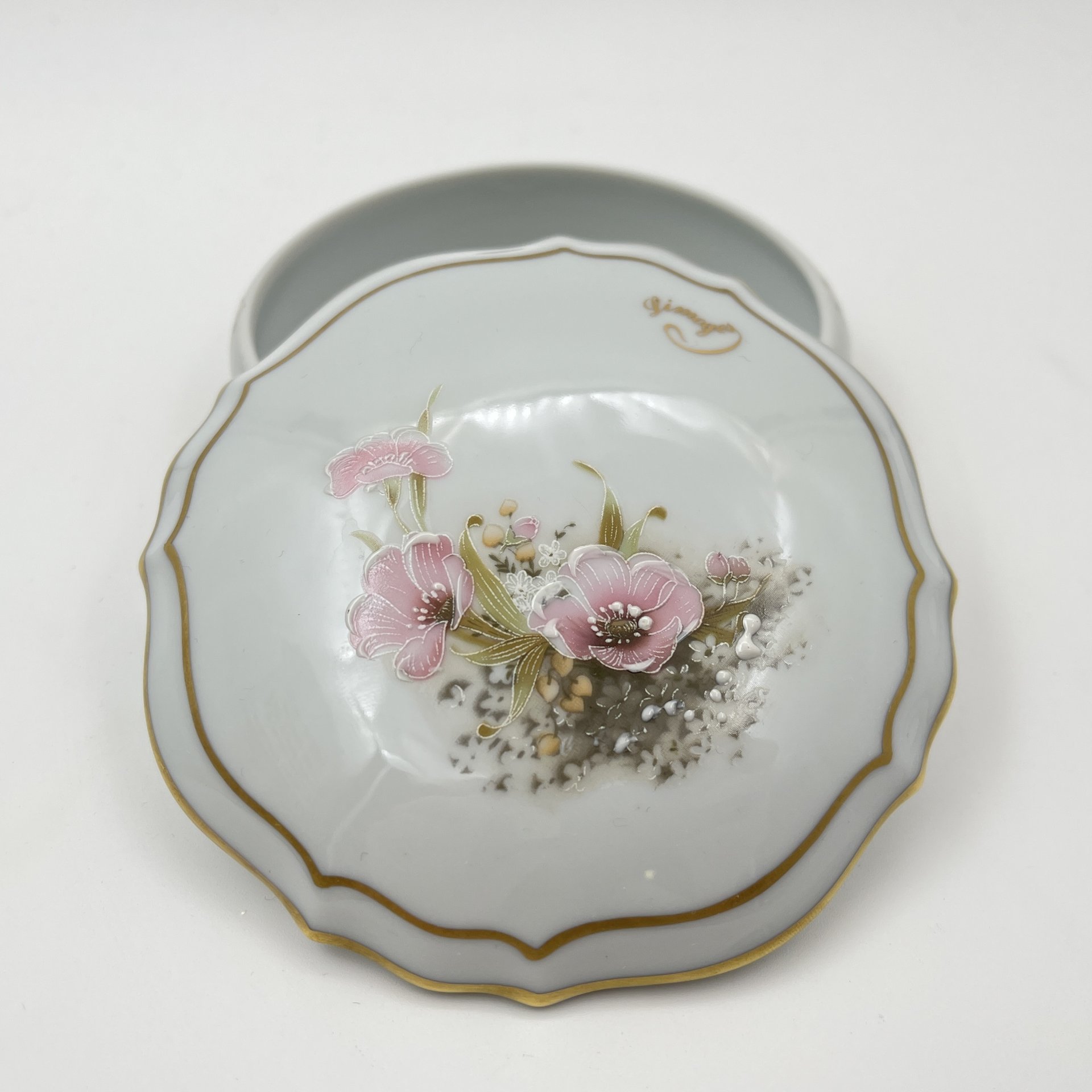 Шкатулка круглой формы, украшенная нежным цветочным декором, фарфор, деколь с подрисовкой, золочение, Limoges, Франция, 1970-1990 гг.