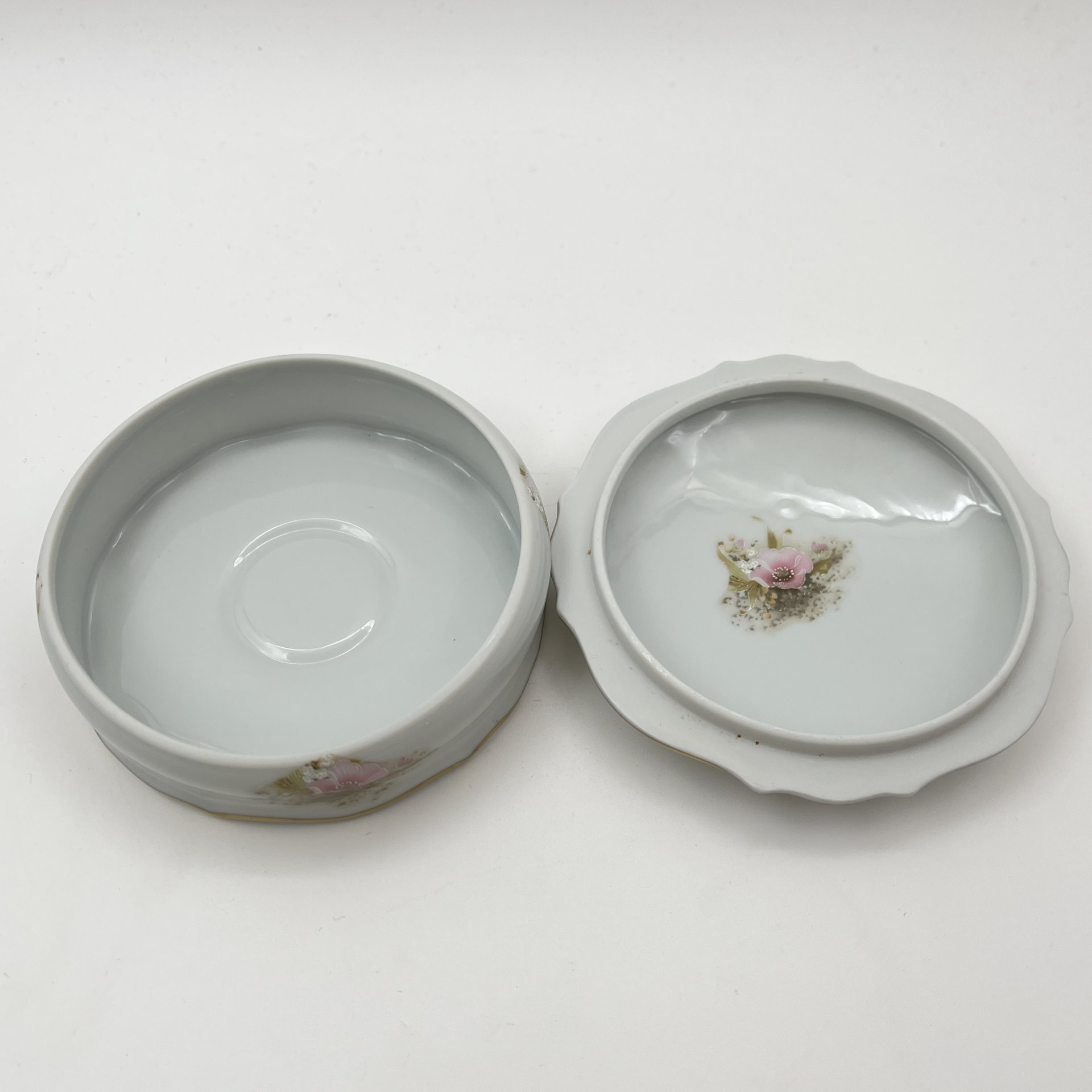 Шкатулка круглой формы, украшенная нежным цветочным декором, фарфор, деколь с подрисовкой, золочение, Limoges, Франция, 1970-1990 гг.