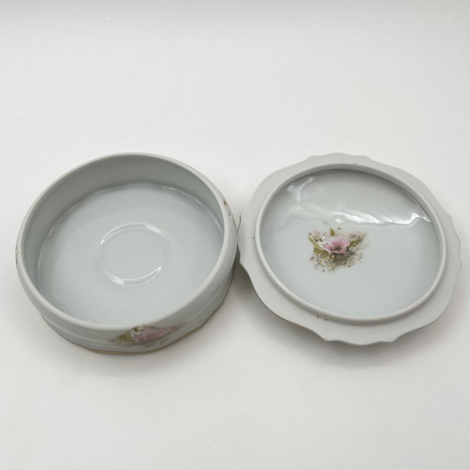 Шкатулка круглой формы, украшенная нежным цветочным декором, фарфор, деколь с подрисовкой, золочение, Limoges, Франция, 1970-1990 гг.