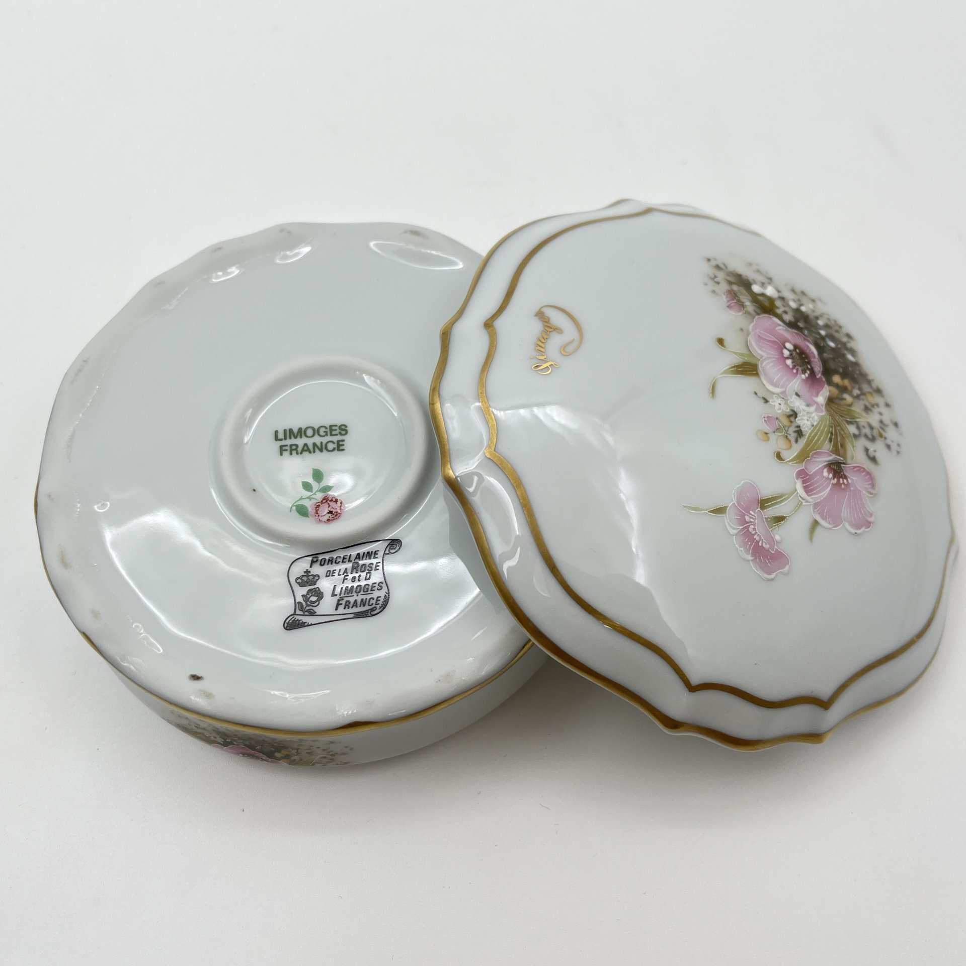 Шкатулка круглой формы, украшенная нежным цветочным декором, фарфор, деколь с подрисовкой, золочение, Limoges, Франция, 1970-1990 гг.