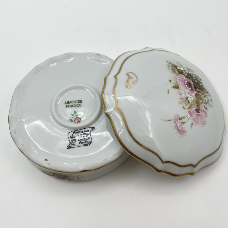 Шкатулка круглой формы, украшенная нежным цветочным декором, фарфор, деколь с подрисовкой, золочение, Limoges, Франция, 1970-1990 гг., Limoges