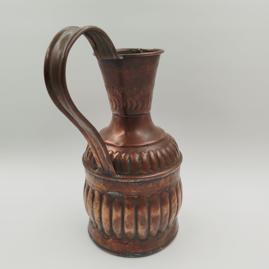 Кувшин декоративный с рельефным туловом, медь, Азия, 1970-1990 гг.