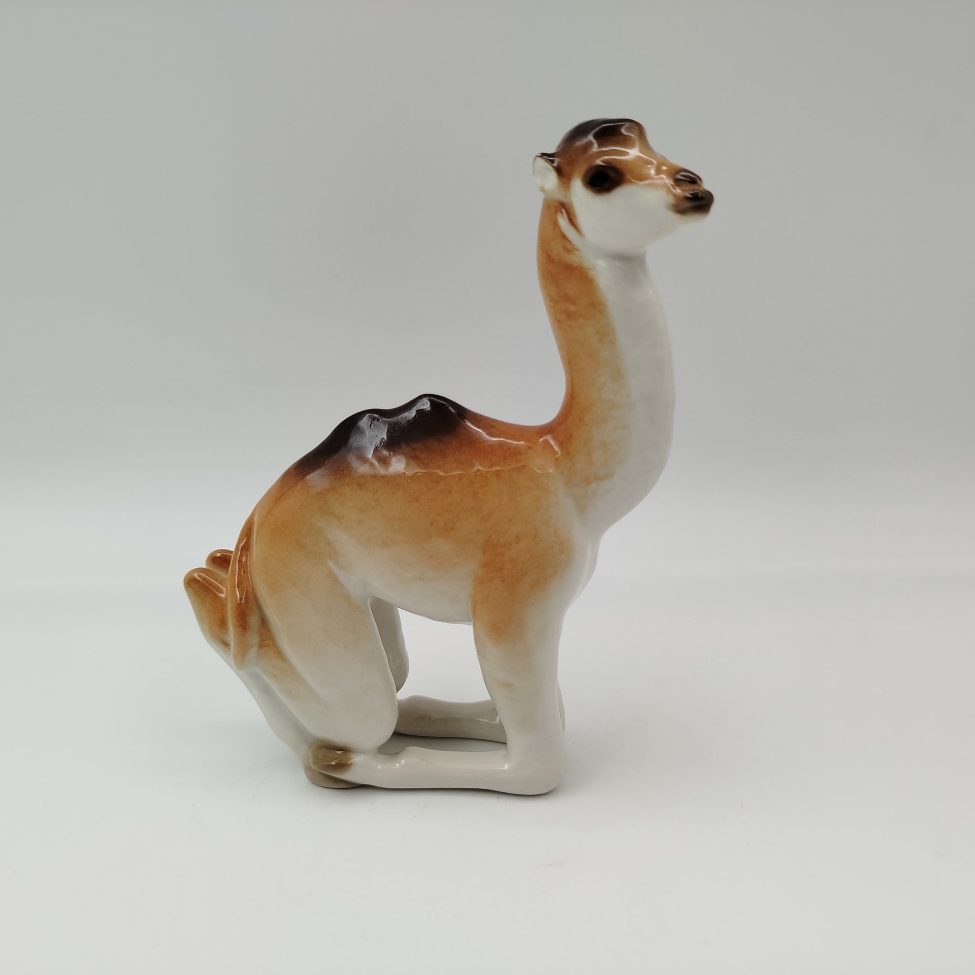 Статуэтка "Верблюд", фарфор, аэрография, Ленинградский фарфоровый завод (ЛФЗ), СССР, 1970-1992 гг.