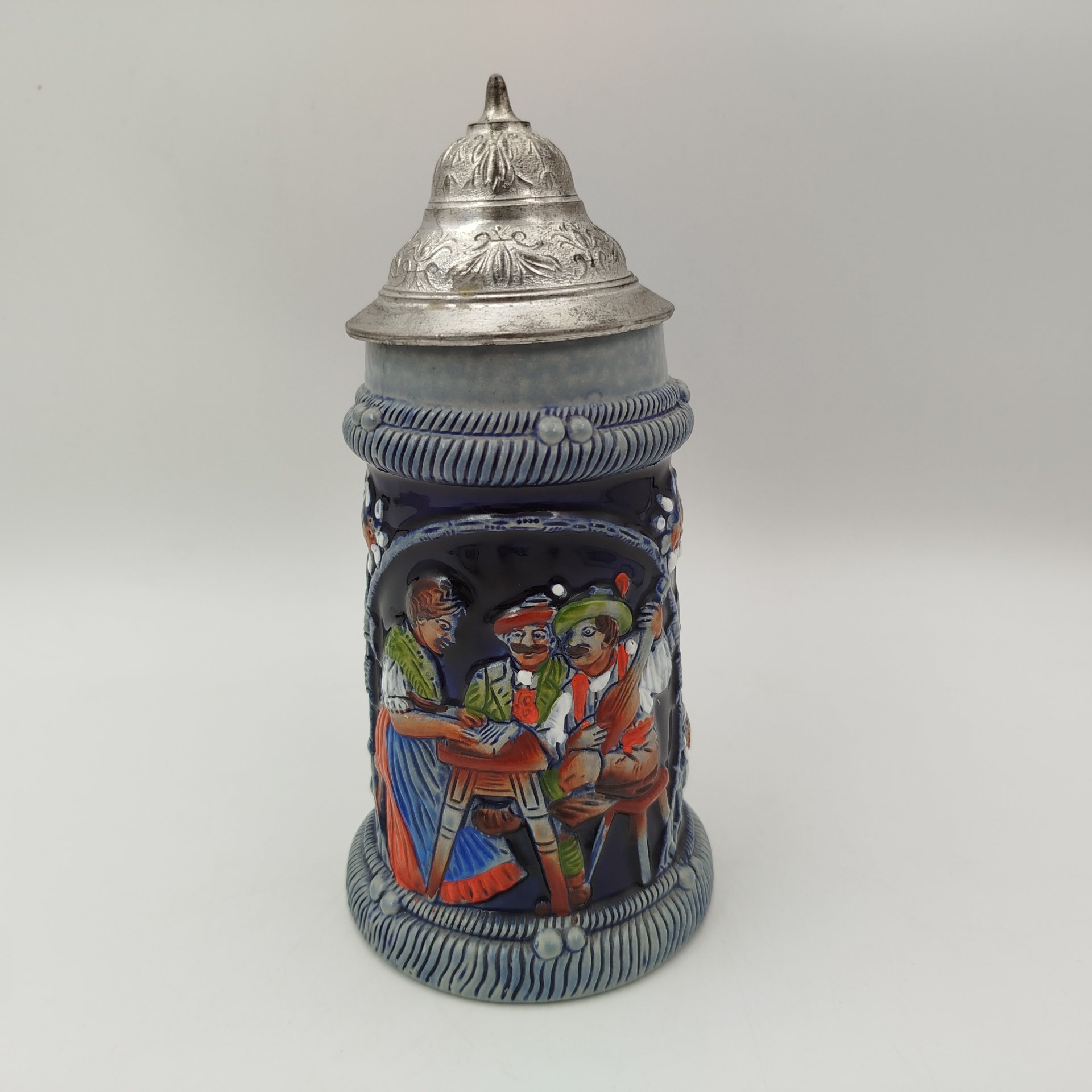 Кружка пивная, украшенная сценой застолья, керамика, глазурь, рельеф, крышка-олово, Marzi & Remy, Германия, 1960-1980 гг.