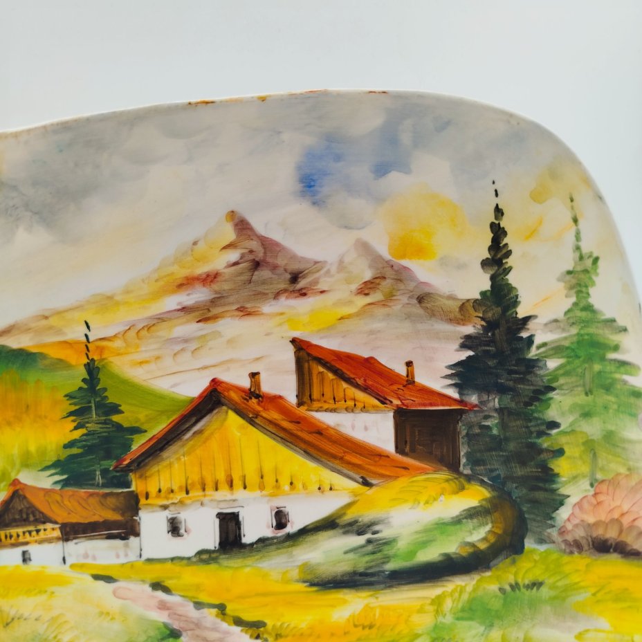 Блюдо декоративное настенное, украшенное изображением альпийского пейзажа