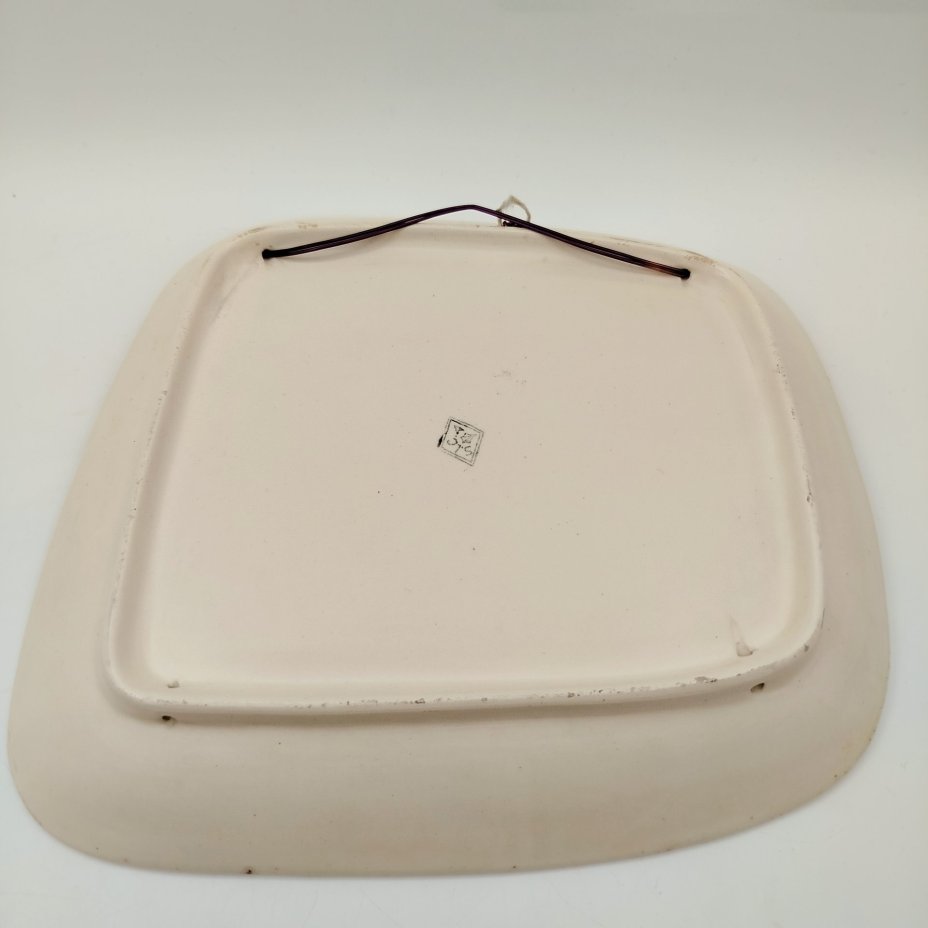 Блюдо декоративное настенное, украшенное изображением альпийского пейзажа