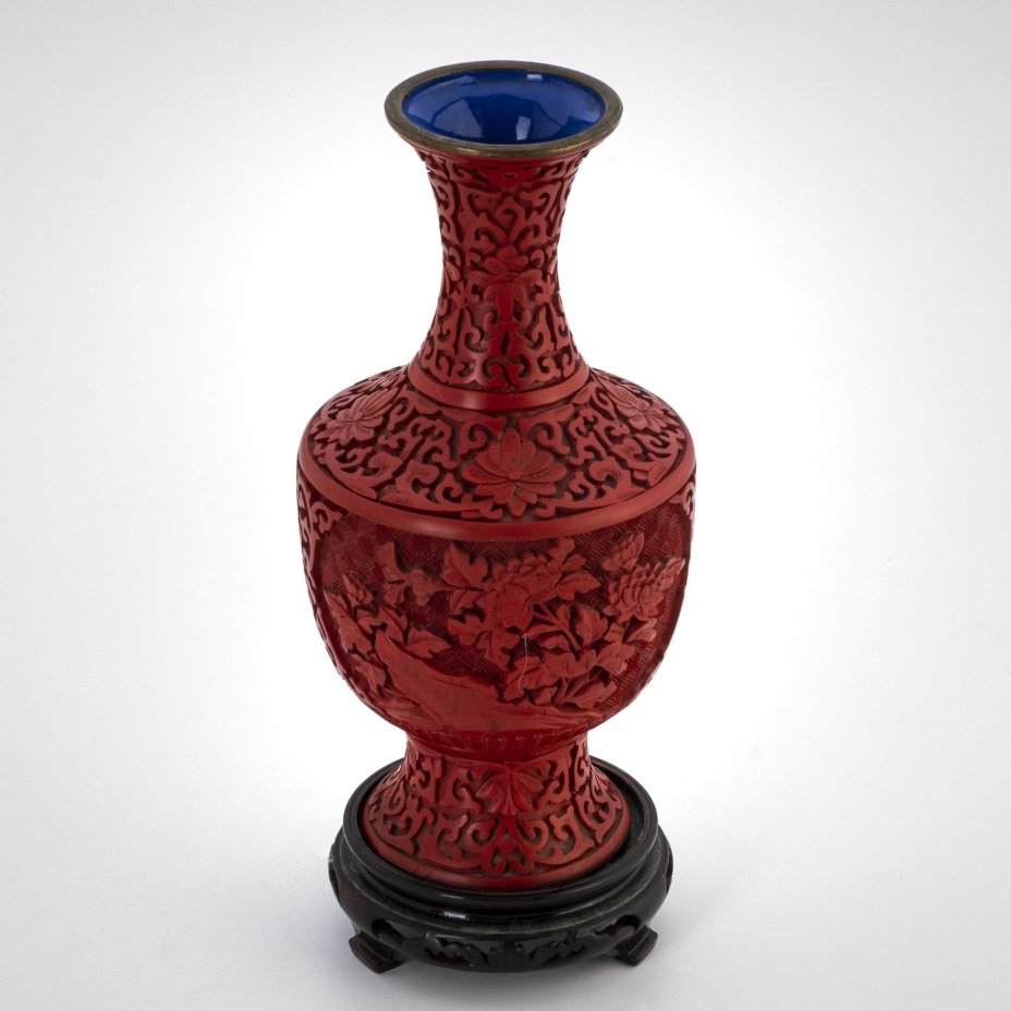 Ваза с цветочным декором, выполненным в технике "пекинского лака" (на подставке)