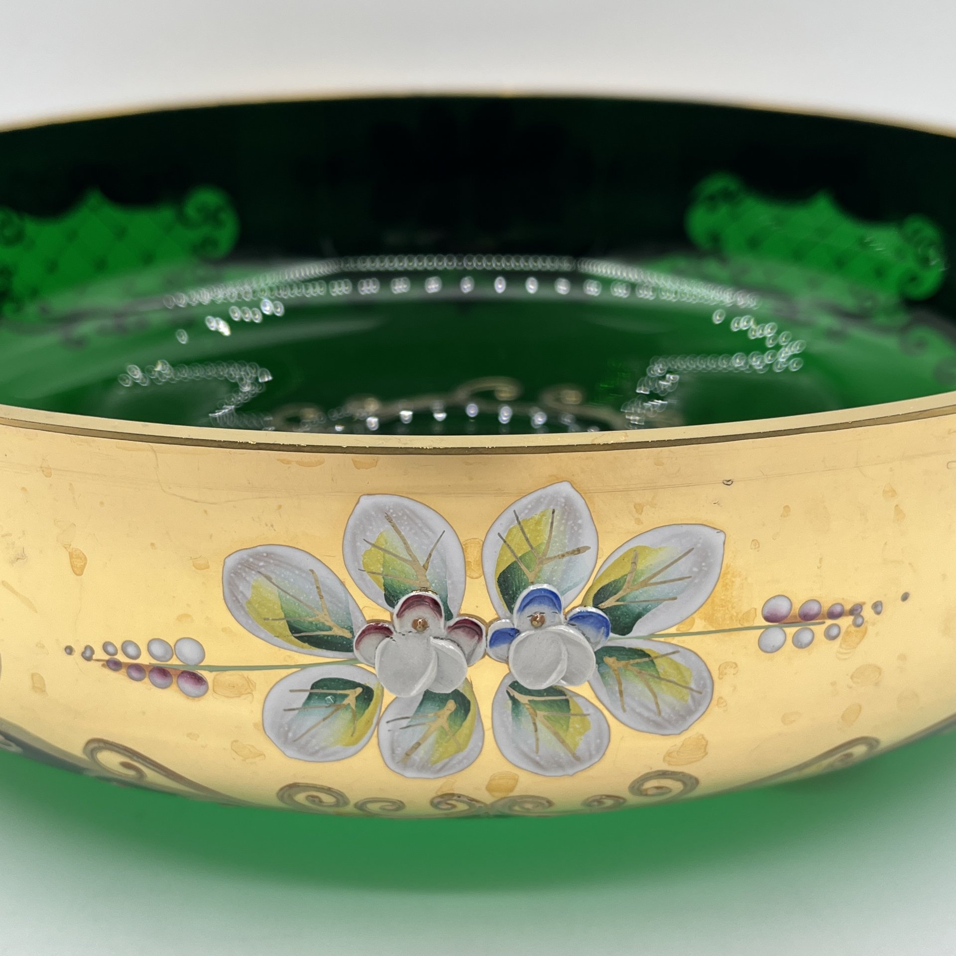 Фруктовница зеленого оттенка, украшенная растительным декором, Bohemia Crystal (Bohemia Glass)