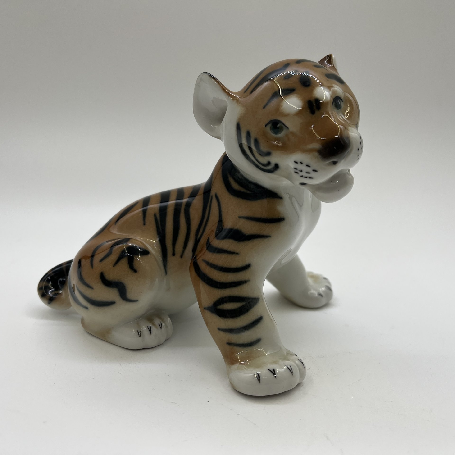 Статуэтка "Тигрёнок", скульптор Б. Я. Воробьев (под реставрацию), фарфор, роспись, Ленинградский фарфоровый завод (ЛФЗ), СССР, 1970-1990 гг.