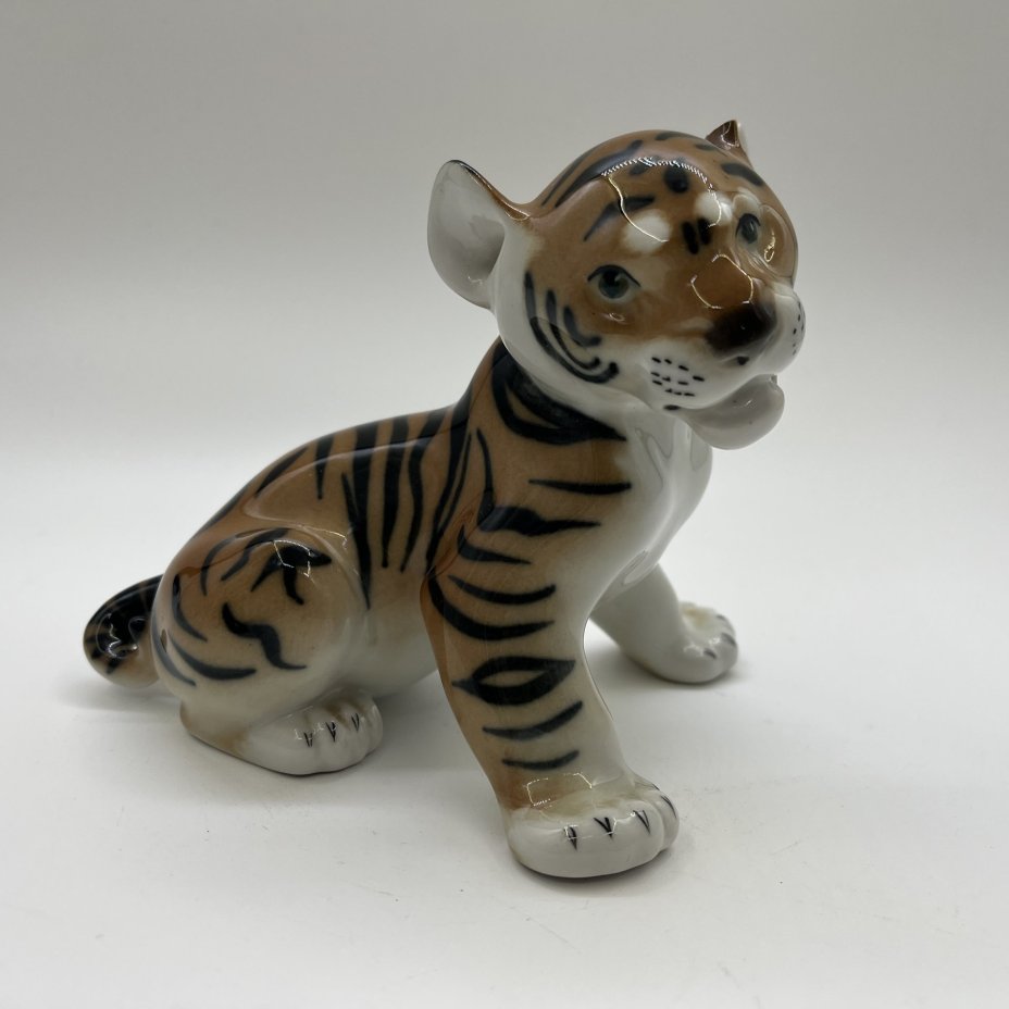 Статуэтка "Тигрёнок", скульптор Б. Я. Воробьев (под реставрацию), фарфор, роспись, Ленинградский фарфоровый завод (ЛФЗ), СССР, 1970-1990 гг.
