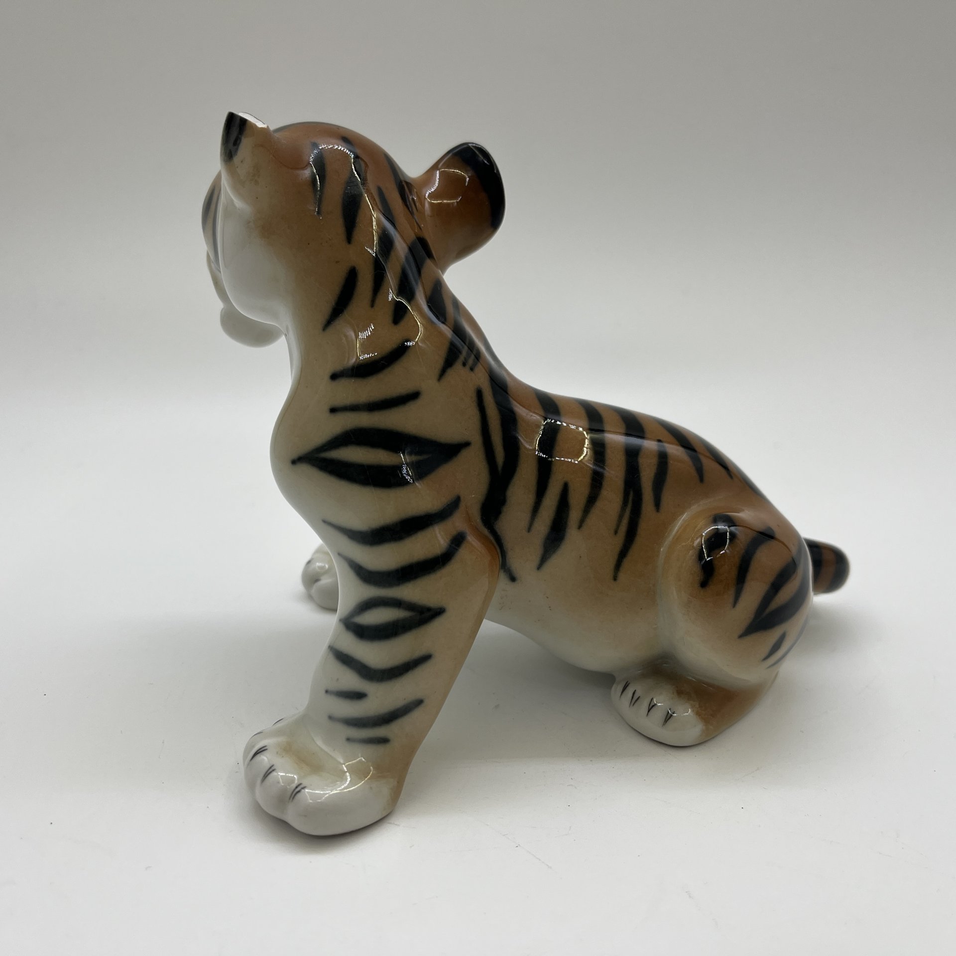 Статуэтка "Тигрёнок", скульптор Б. Я. Воробьев (под реставрацию), фарфор, роспись, Ленинградский фарфоровый завод (ЛФЗ), СССР, 1970-1990 гг.