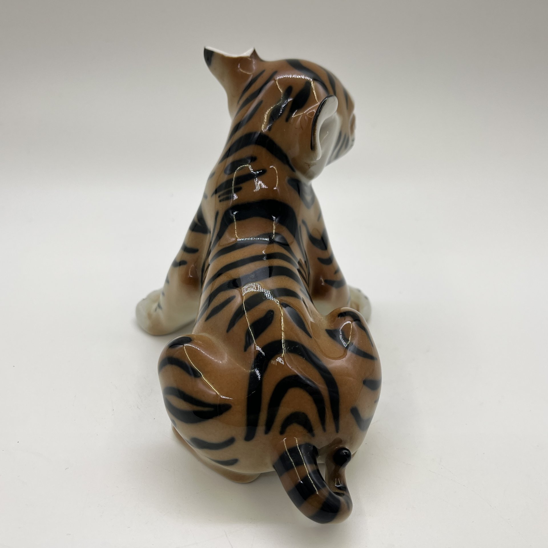 Статуэтка "Тигрёнок", скульптор Б. Я. Воробьев (под реставрацию), фарфор, роспись, Ленинградский фарфоровый завод (ЛФЗ), СССР, 1970-1990 гг.