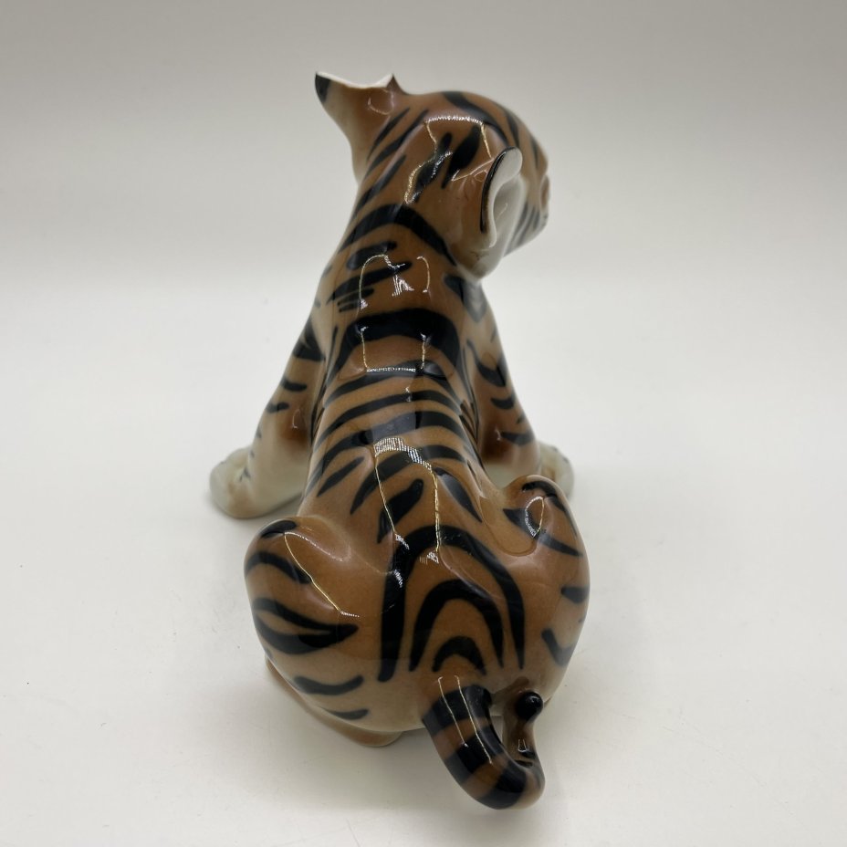 Статуэтка "Тигрёнок", скульптор Б. Я. Воробьев (под реставрацию), фарфор, роспись, Ленинградский фарфоровый завод (ЛФЗ), СССР, 1970-1990 гг.