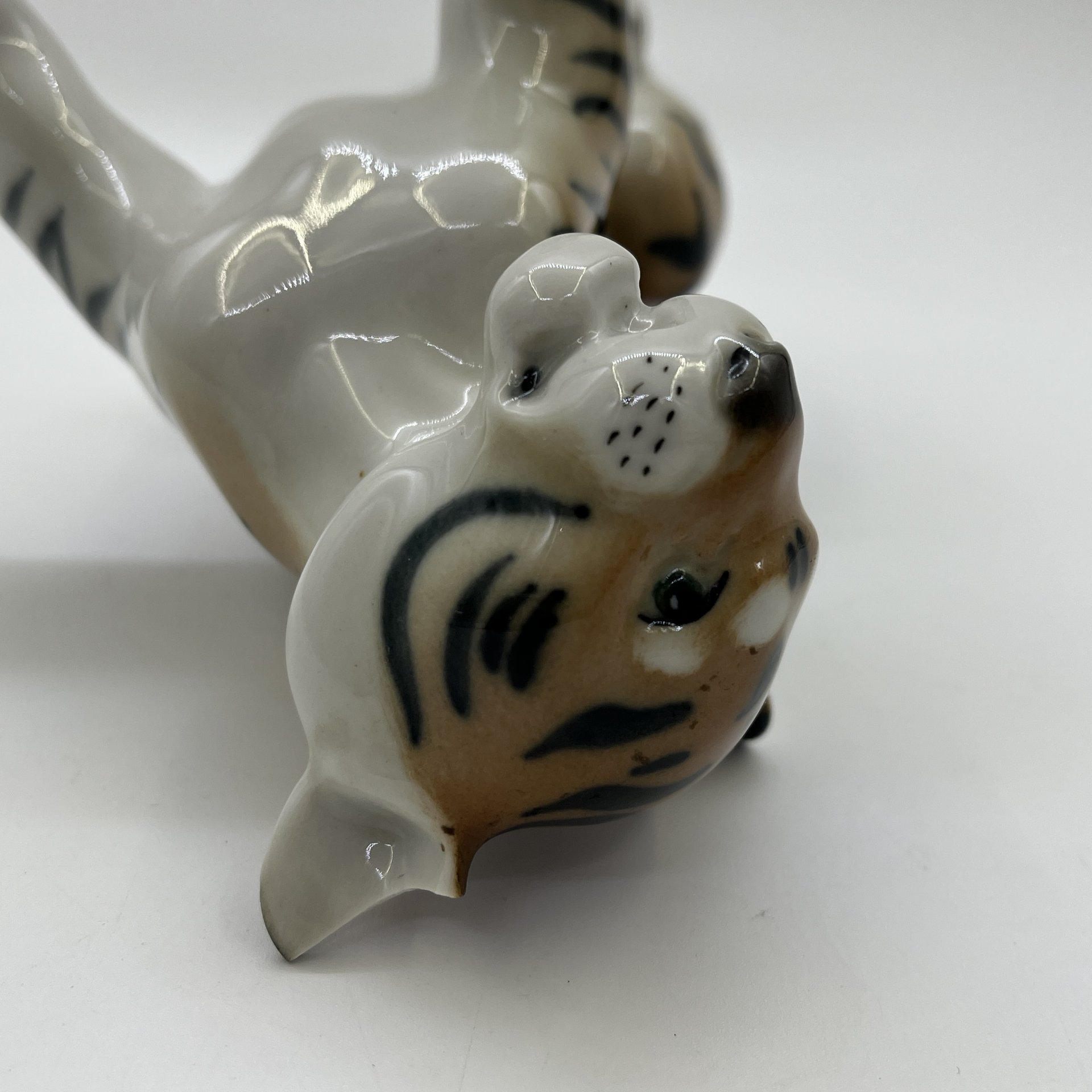 Статуэтка "Тигрёнок", скульптор Б. Я. Воробьев (под реставрацию), фарфор, роспись, Ленинградский фарфоровый завод (ЛФЗ), СССР, 1970-1990 гг.